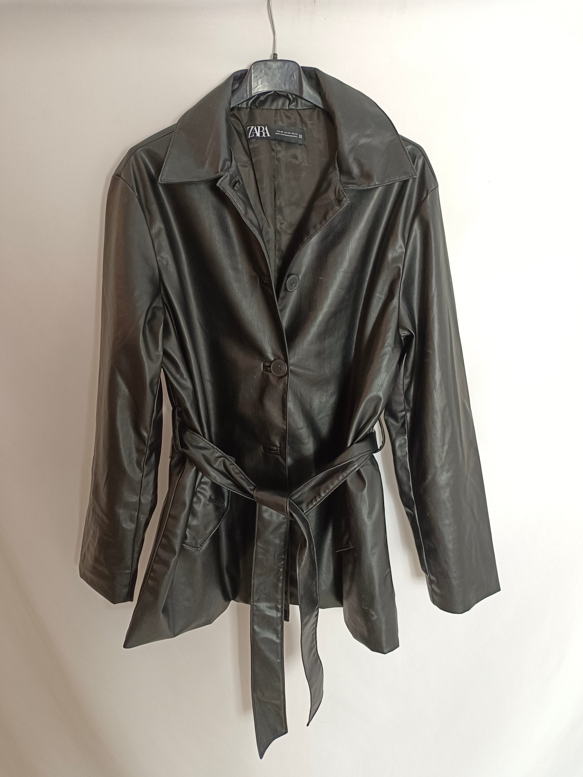 ZARA. Chaqueta negra polipiel T.xs