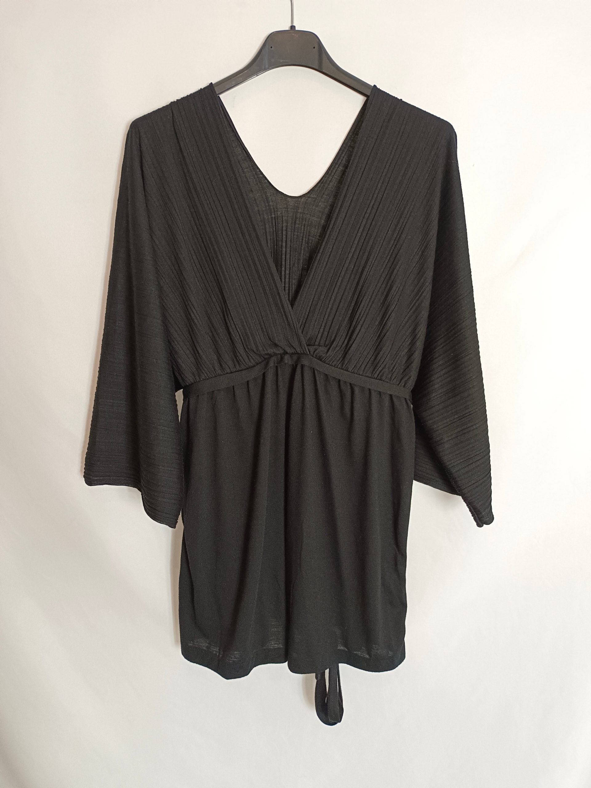 BENETTON. Top negro fluido T.s