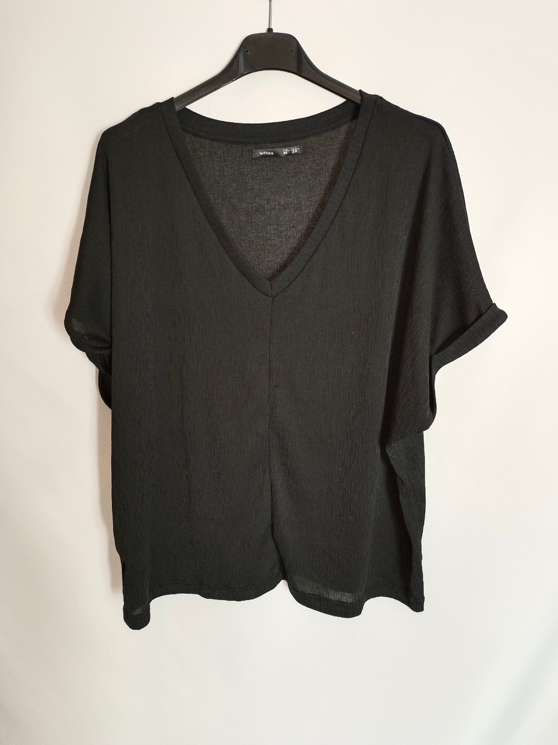 LEFTIES. Camiseta negra básica T.m