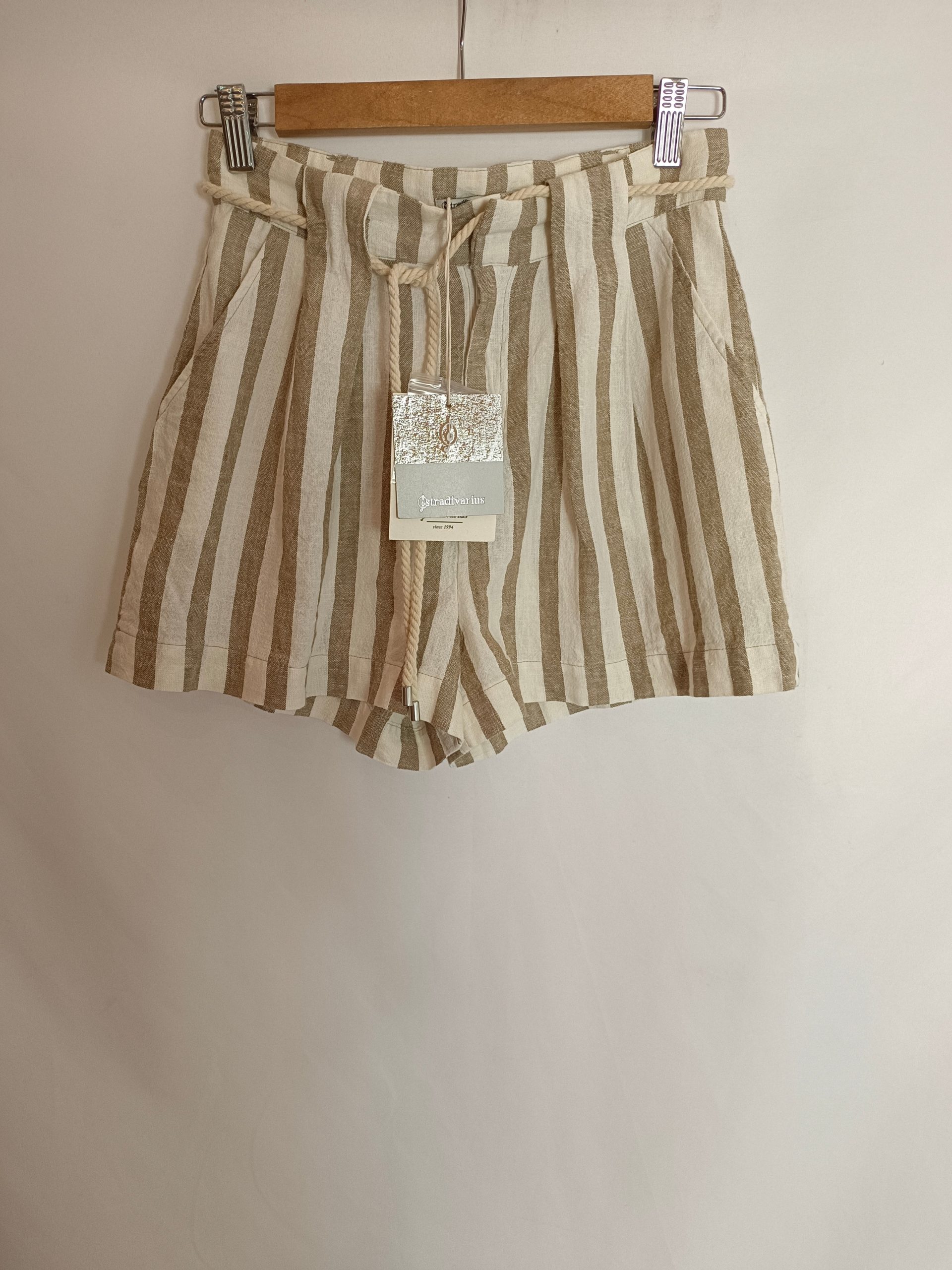 STRADIVARIUS. Pantalón corto rayas T.34