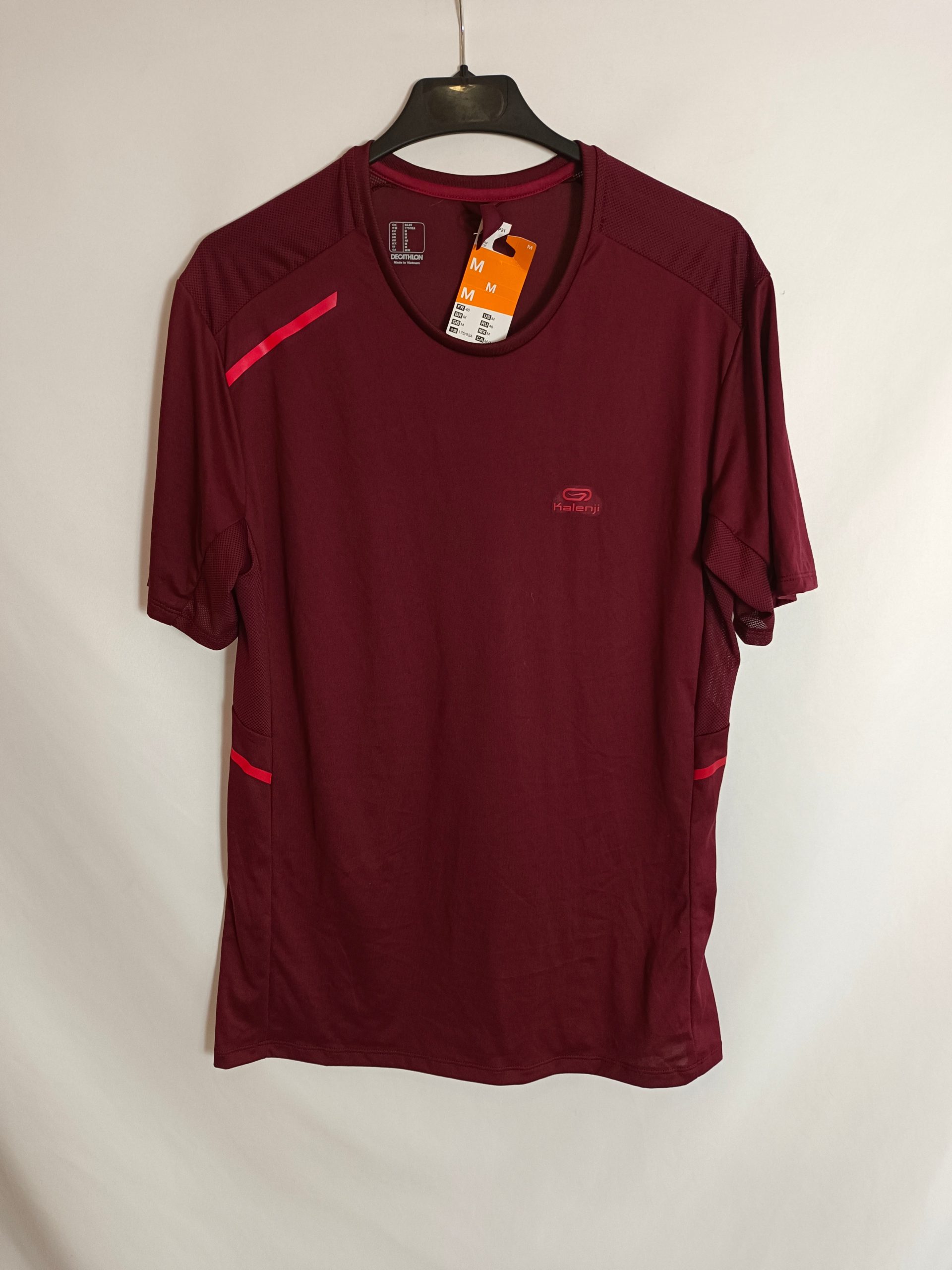 DECATHLON. Camiseta burdeos deportiva T.m