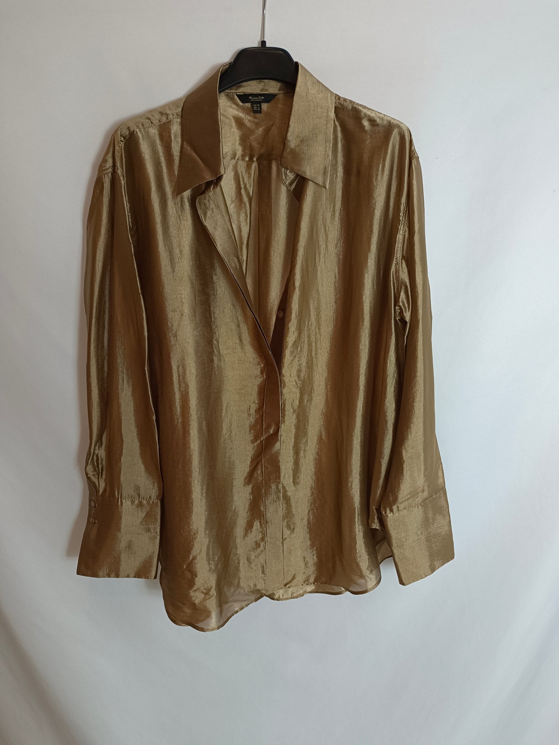 MASSIMO DUTTI. Blusa dorada fluida T.40