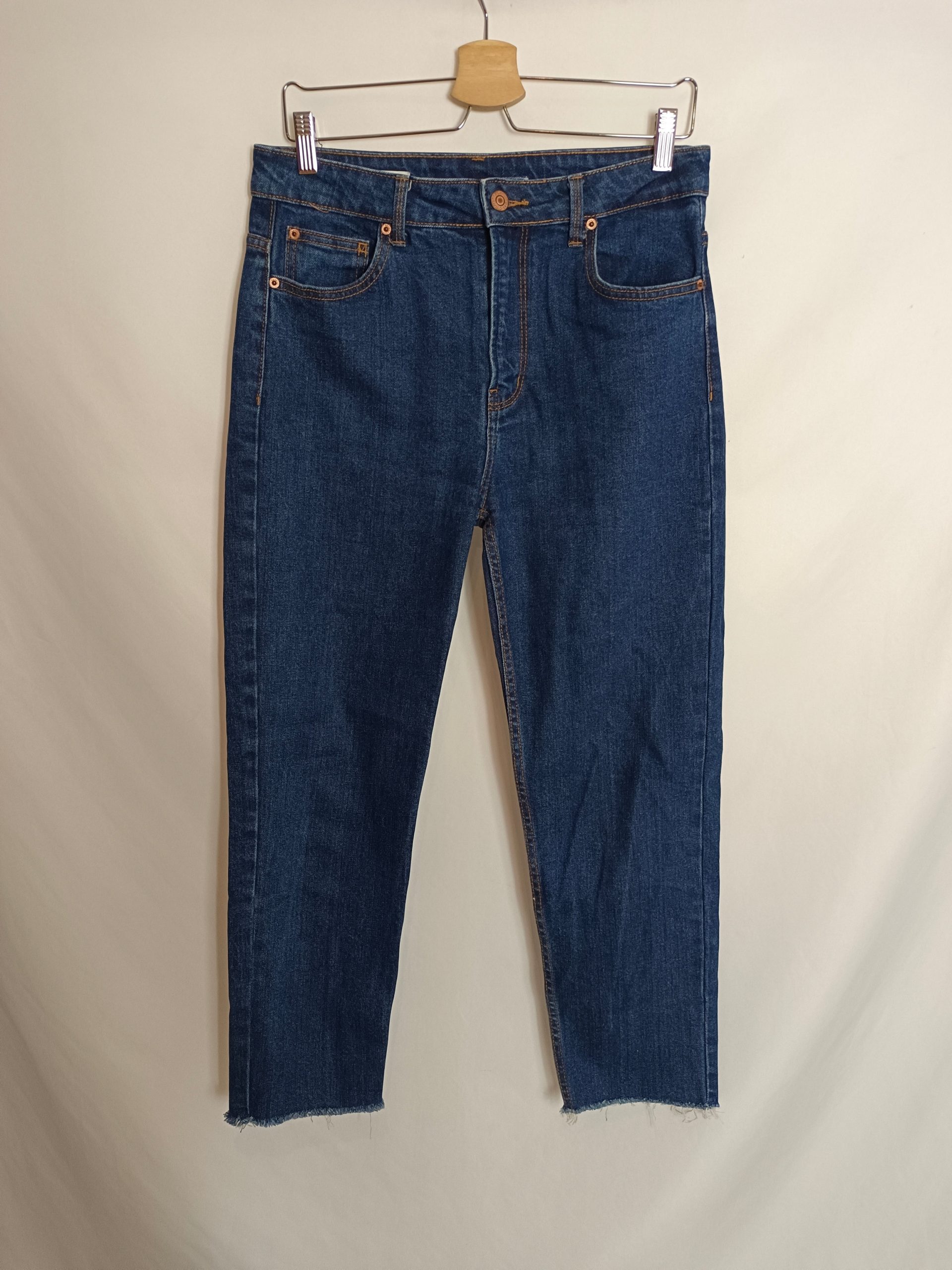 BERSHKA. Pantalón straight cropped T.u(40)