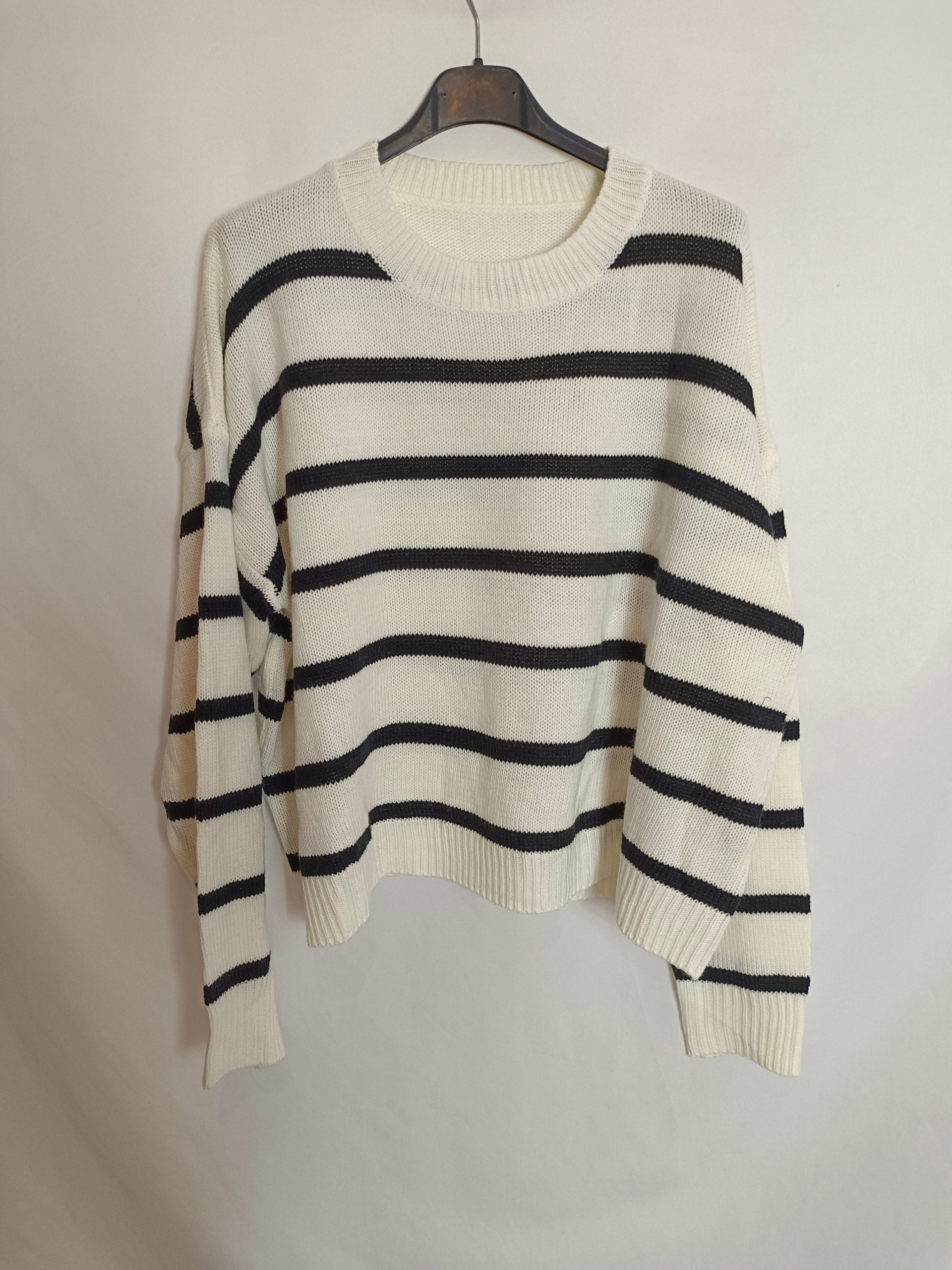 SHEIN. Jersey blanco rayas T.l