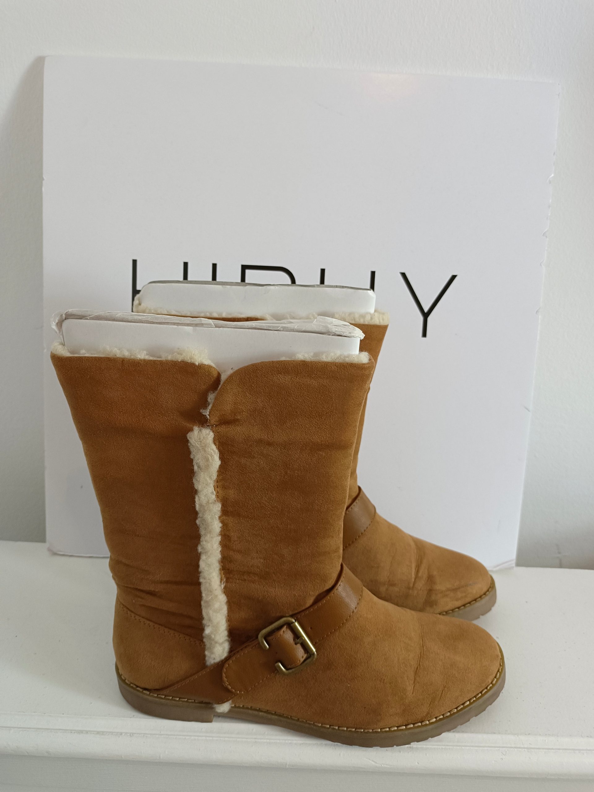 PULL&BEAR. Botas camel borrego T.38