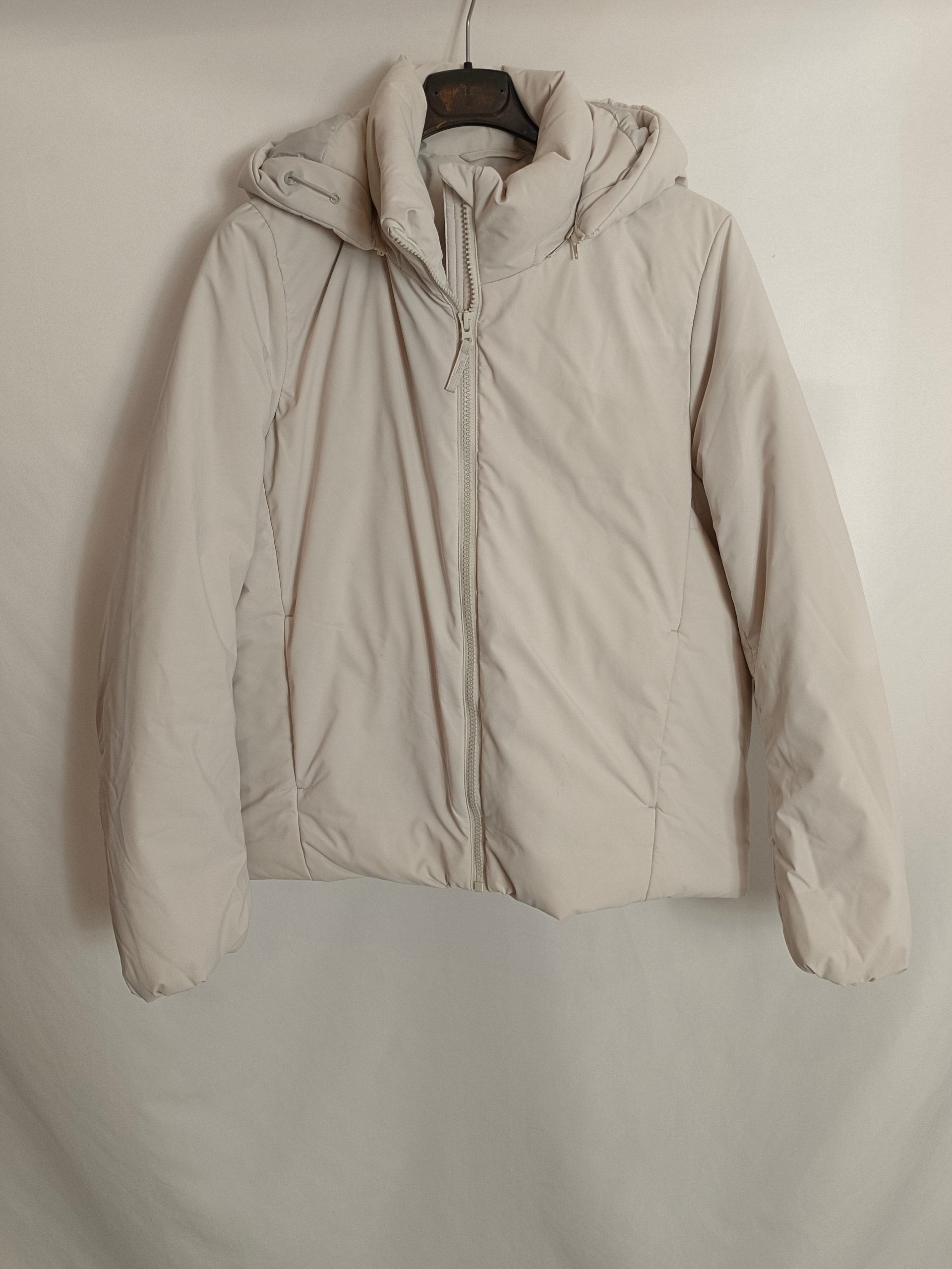 UNIQLO. Plumas beige capucha T.xs