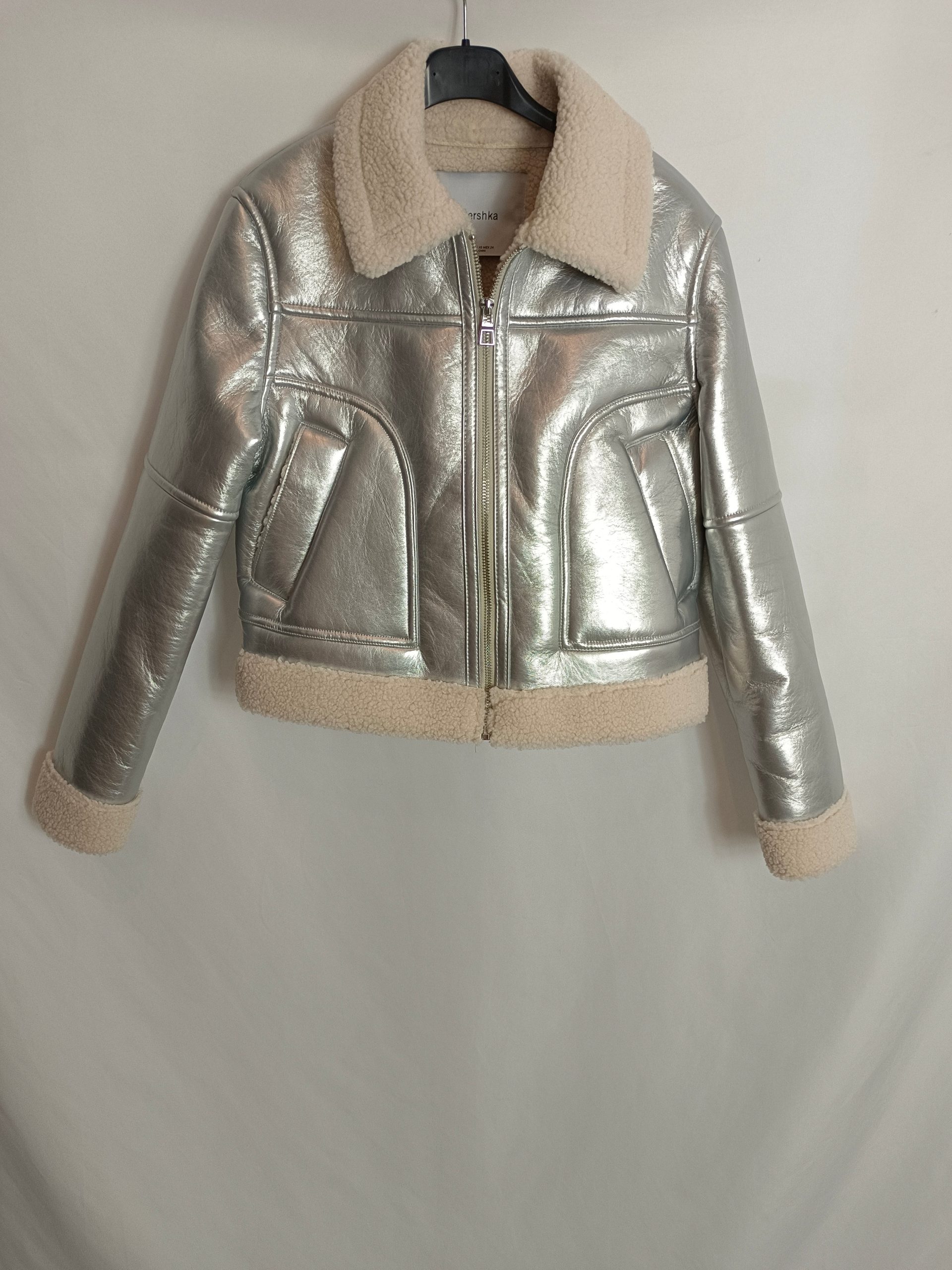 BERSHKA. Biker polipiel plateada T.xs