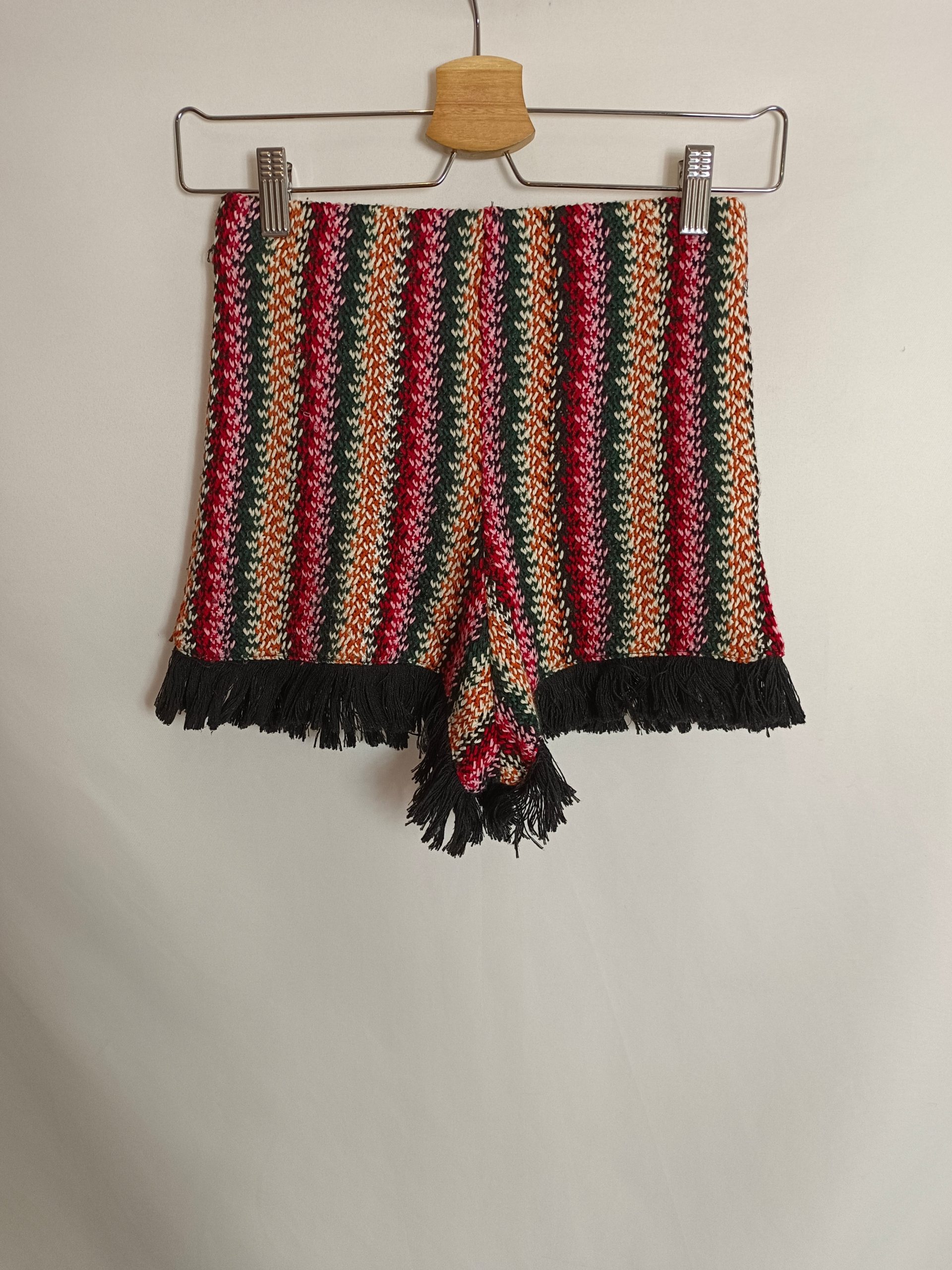 ZARA. Shorts croché flecos T.s