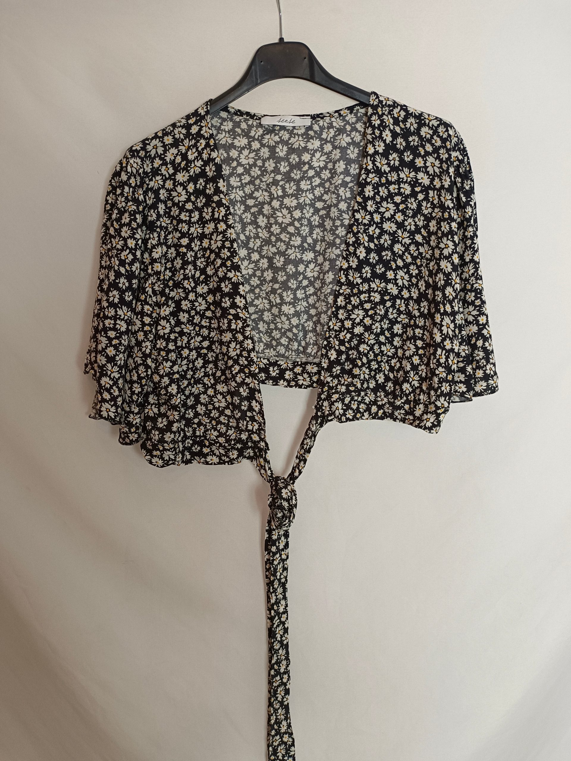 SENSE. Top negro flores Tu(s)