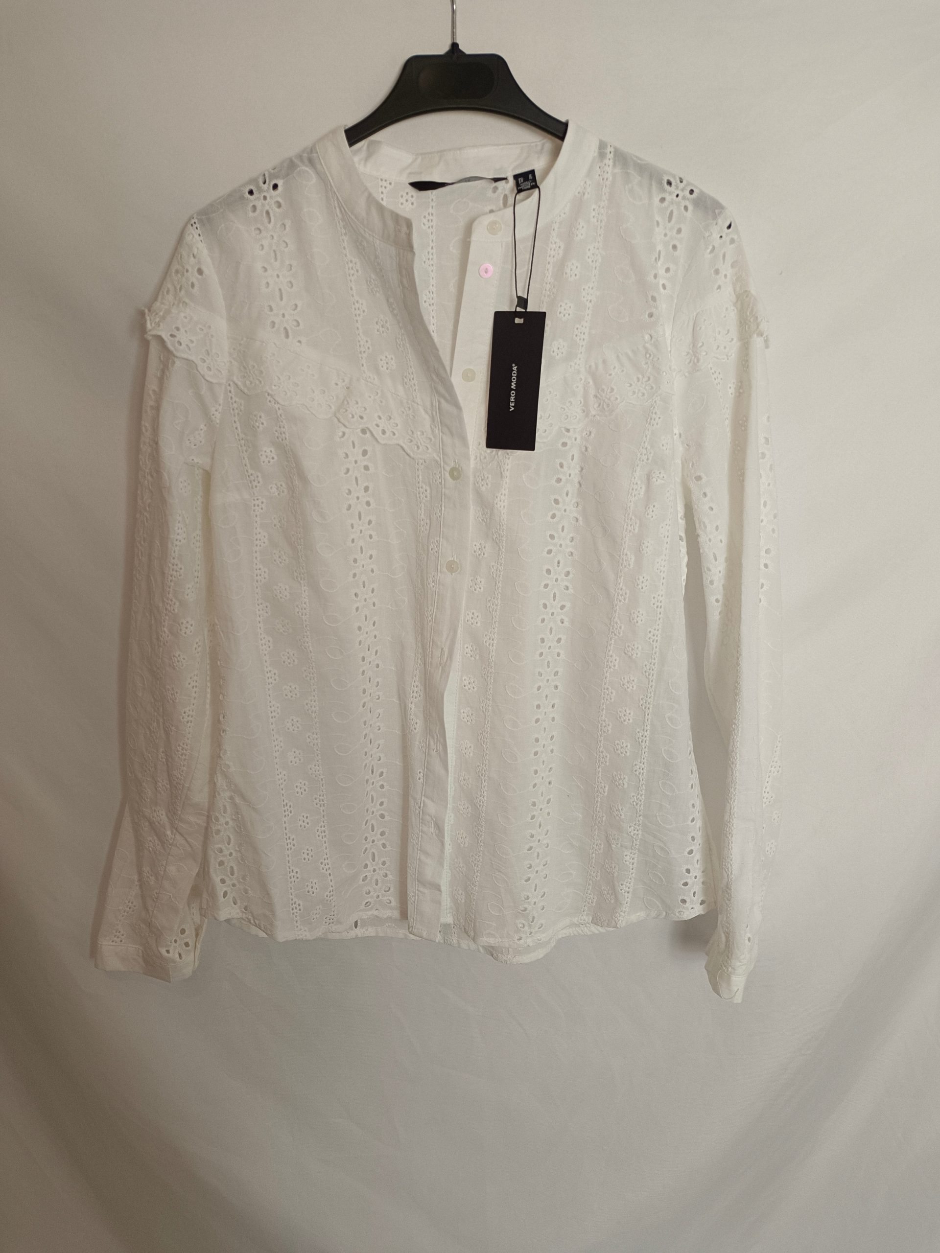 VERO MODA. Blusa blanca troquelada T.m