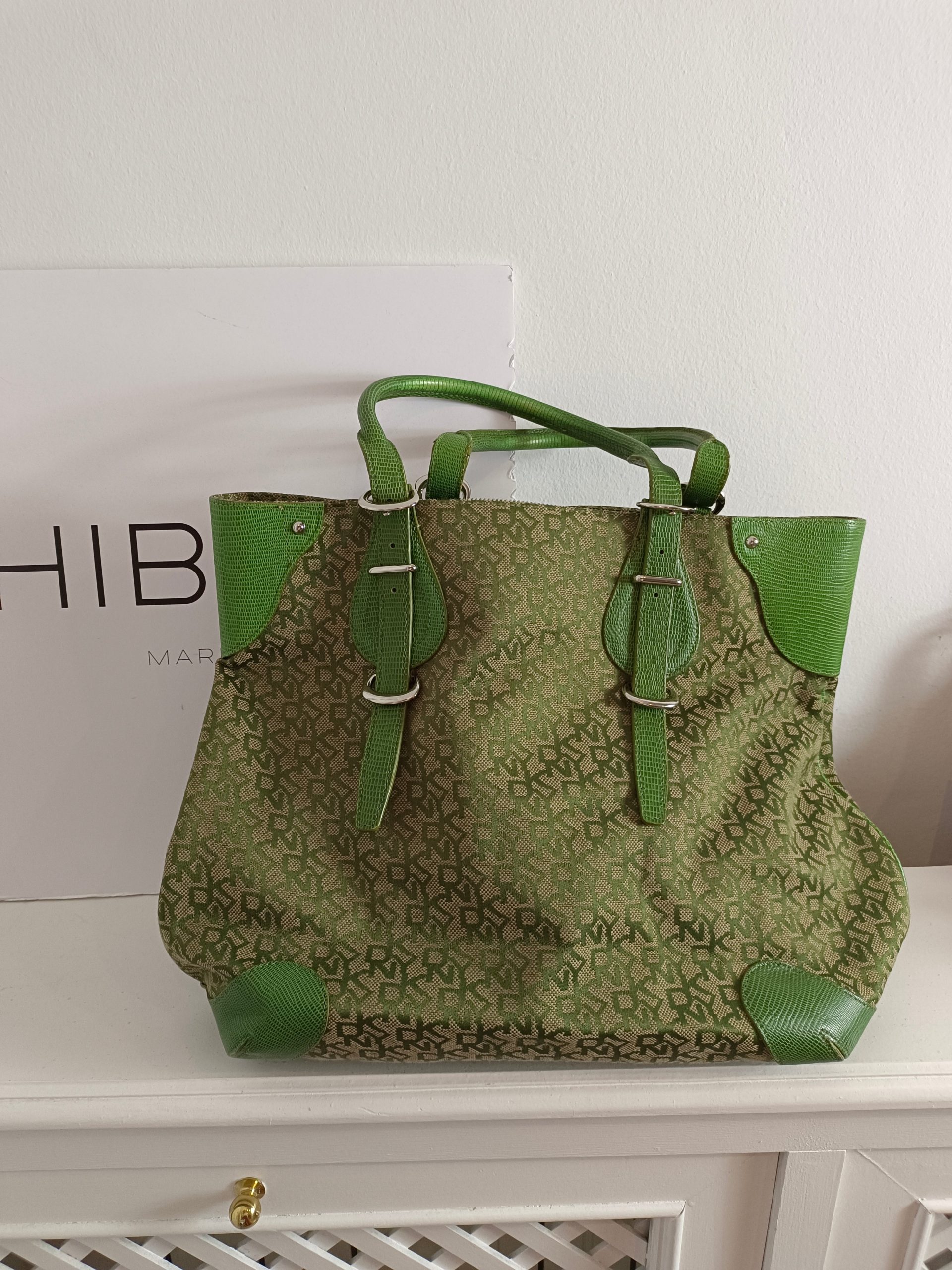 DKNY. Bolso verde tela (TARA)