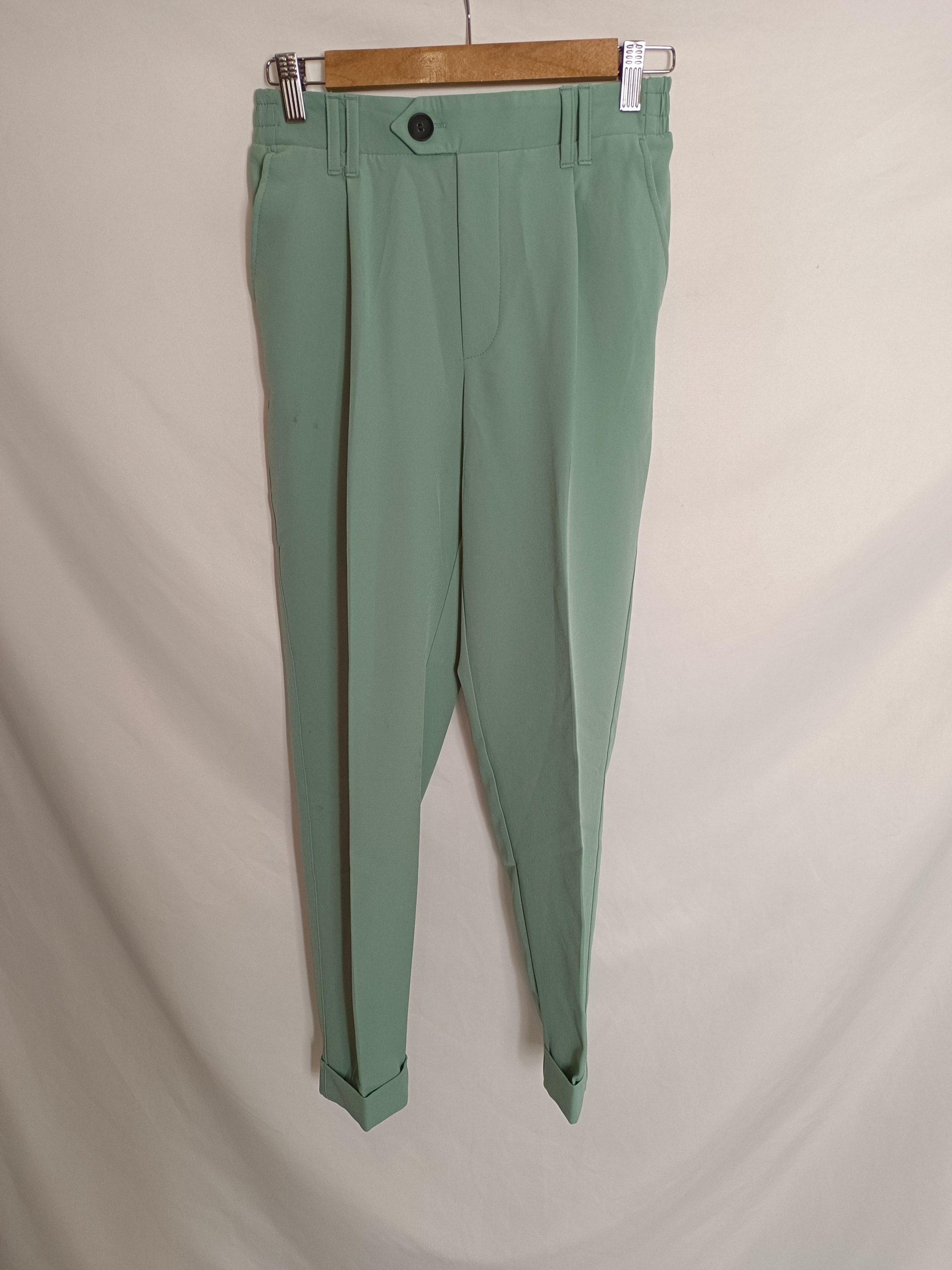 BERSHKA. Pantalón fluido verde agua. T.M