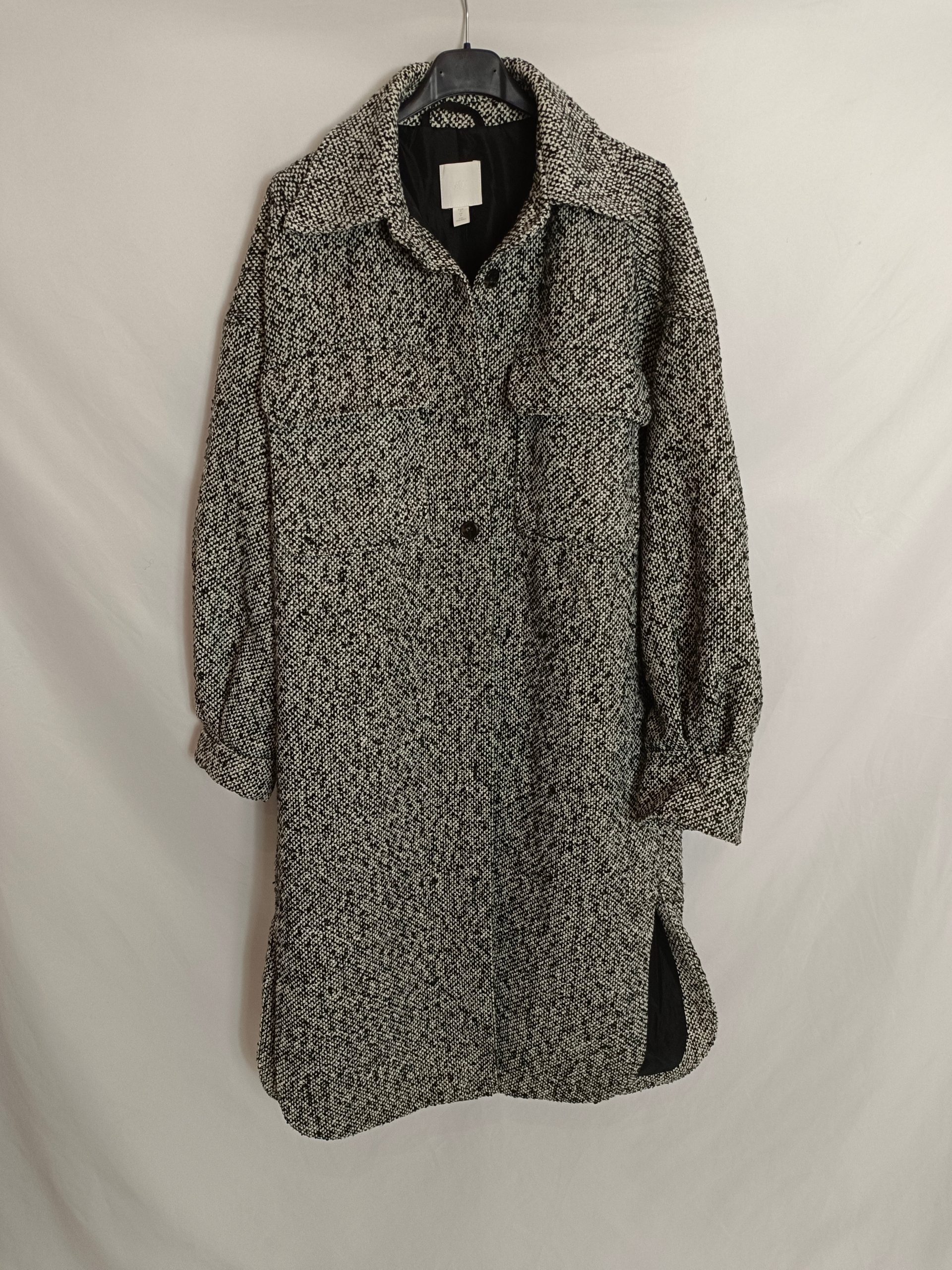 H&M. Abrigo jaspeado negro y blanco T.s