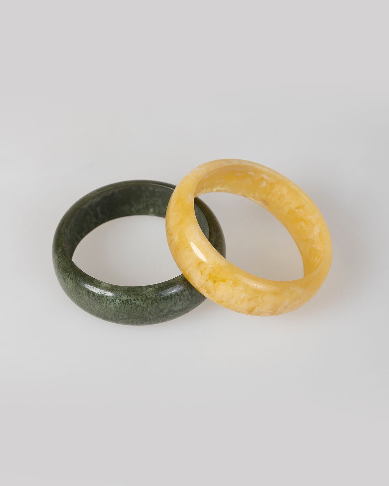 Brazaletes rígidos color verde y amarillo