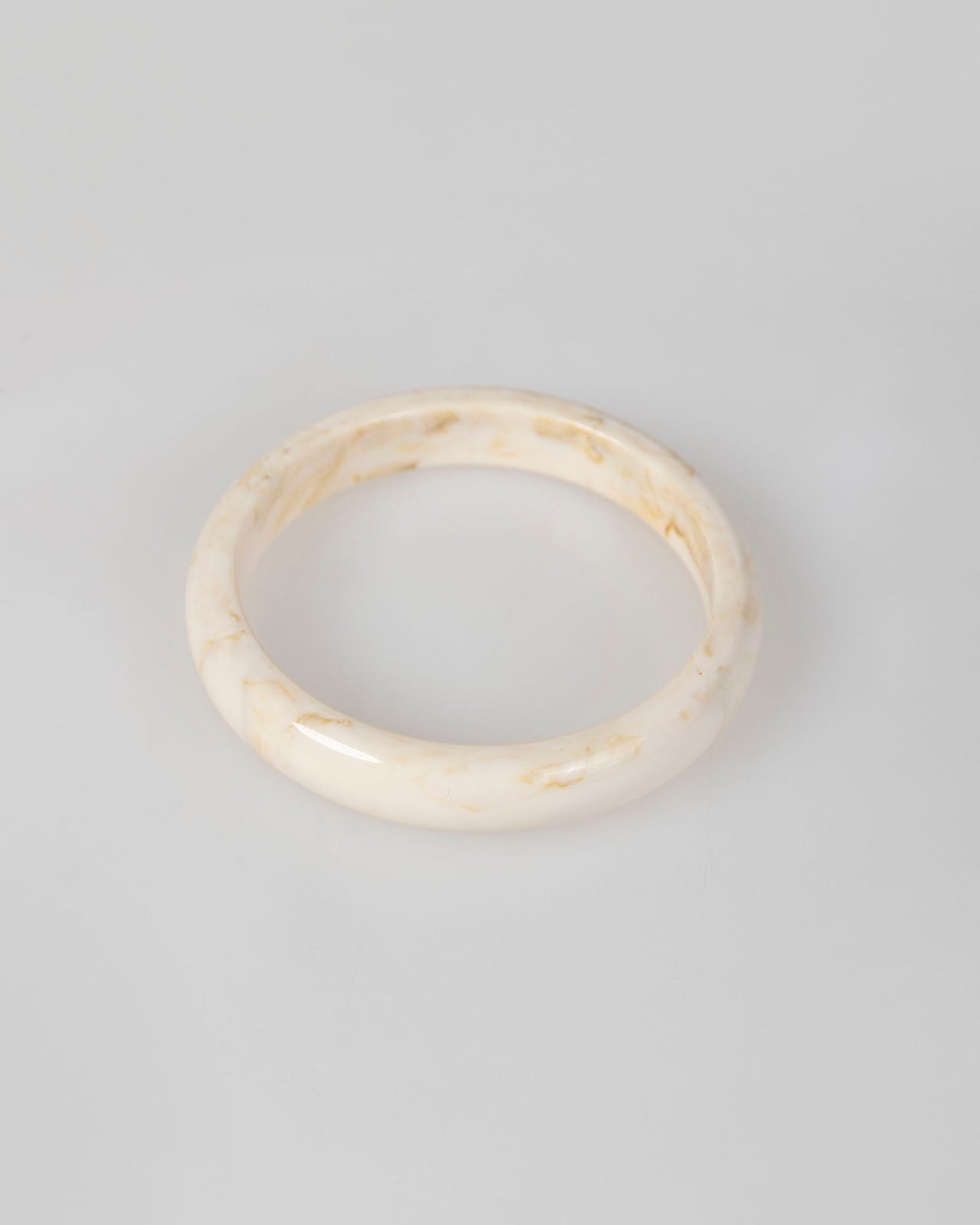 Brazalete beige rígido