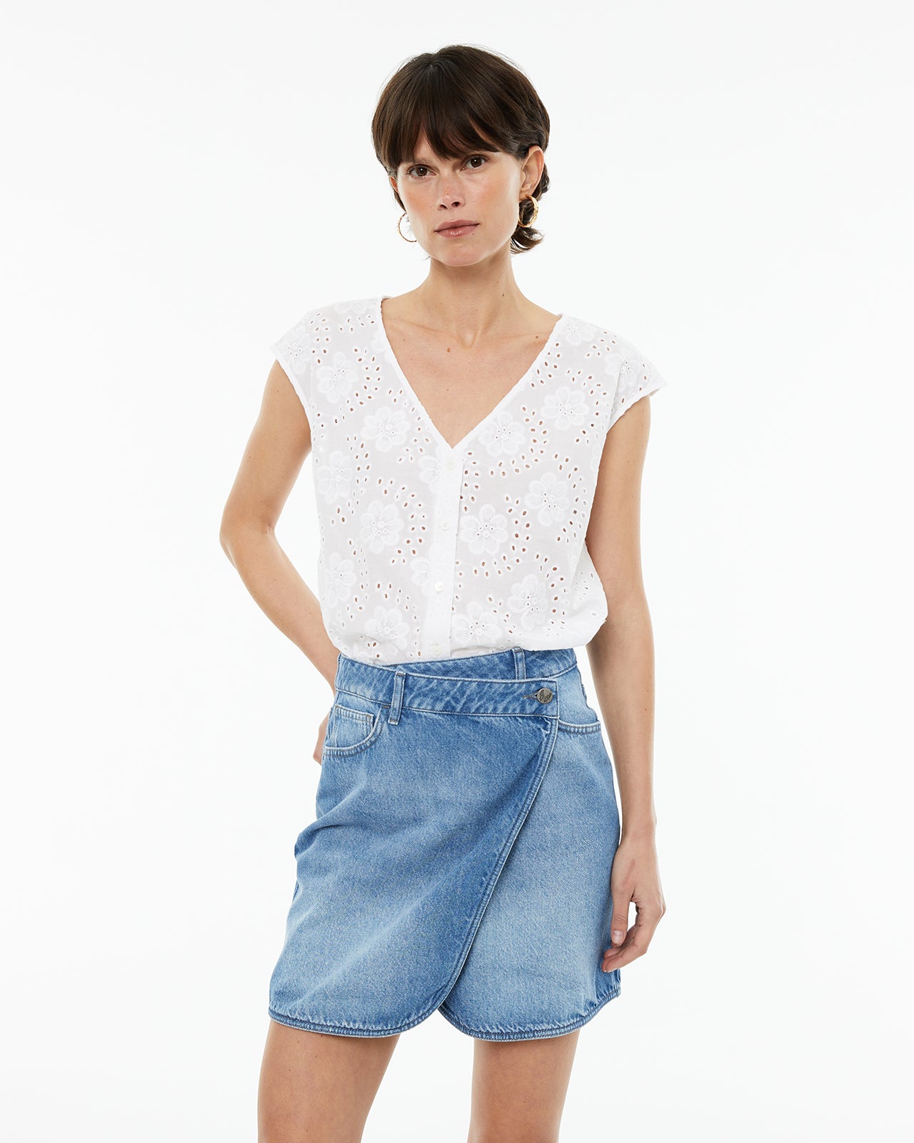 Camisa manga corta con calados y escote pico