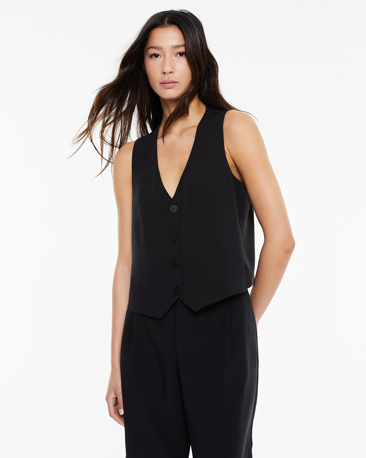 Chaleco entallado con escote pico y cierre botones