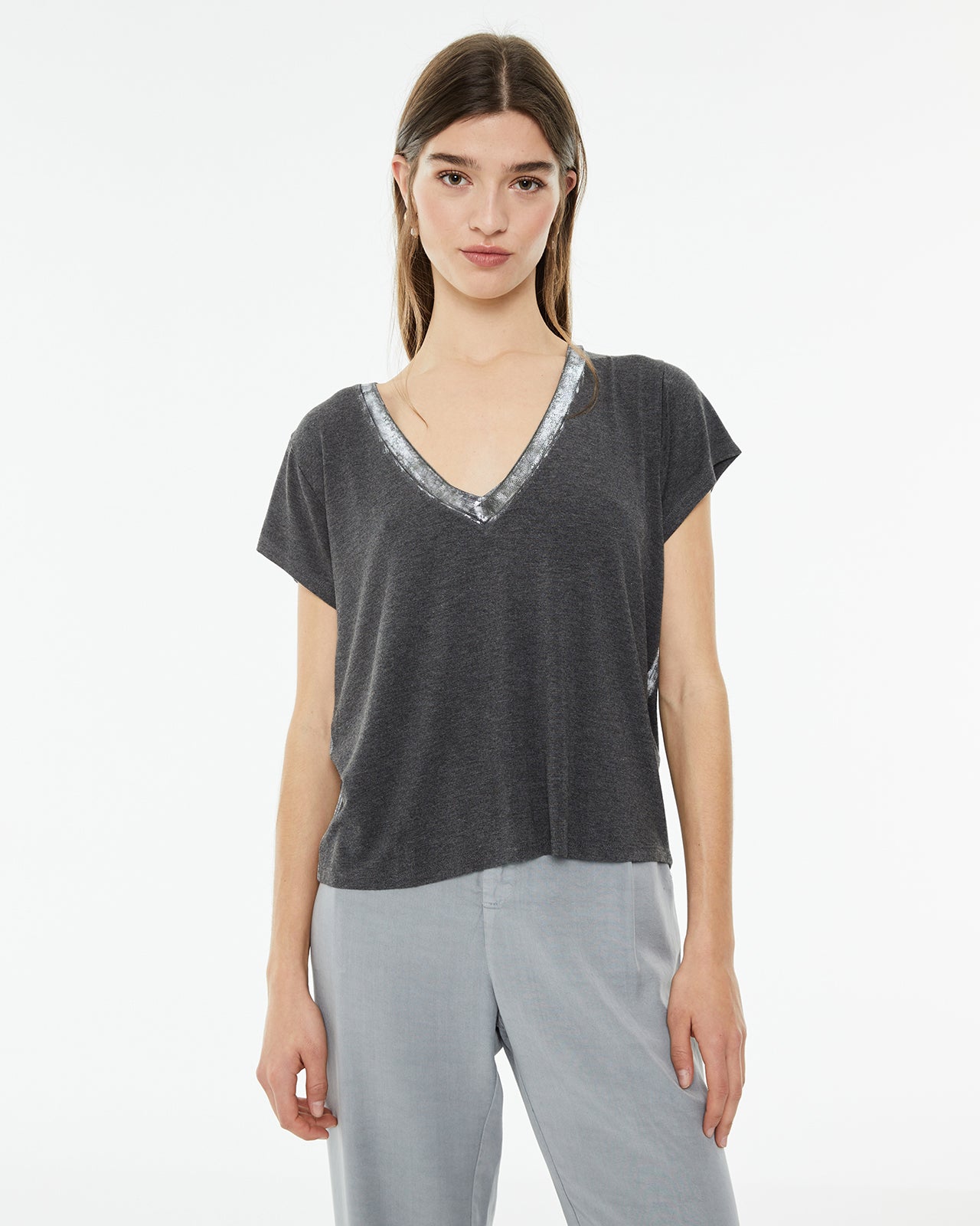 Camiseta fluida con escote pico y detalles foil