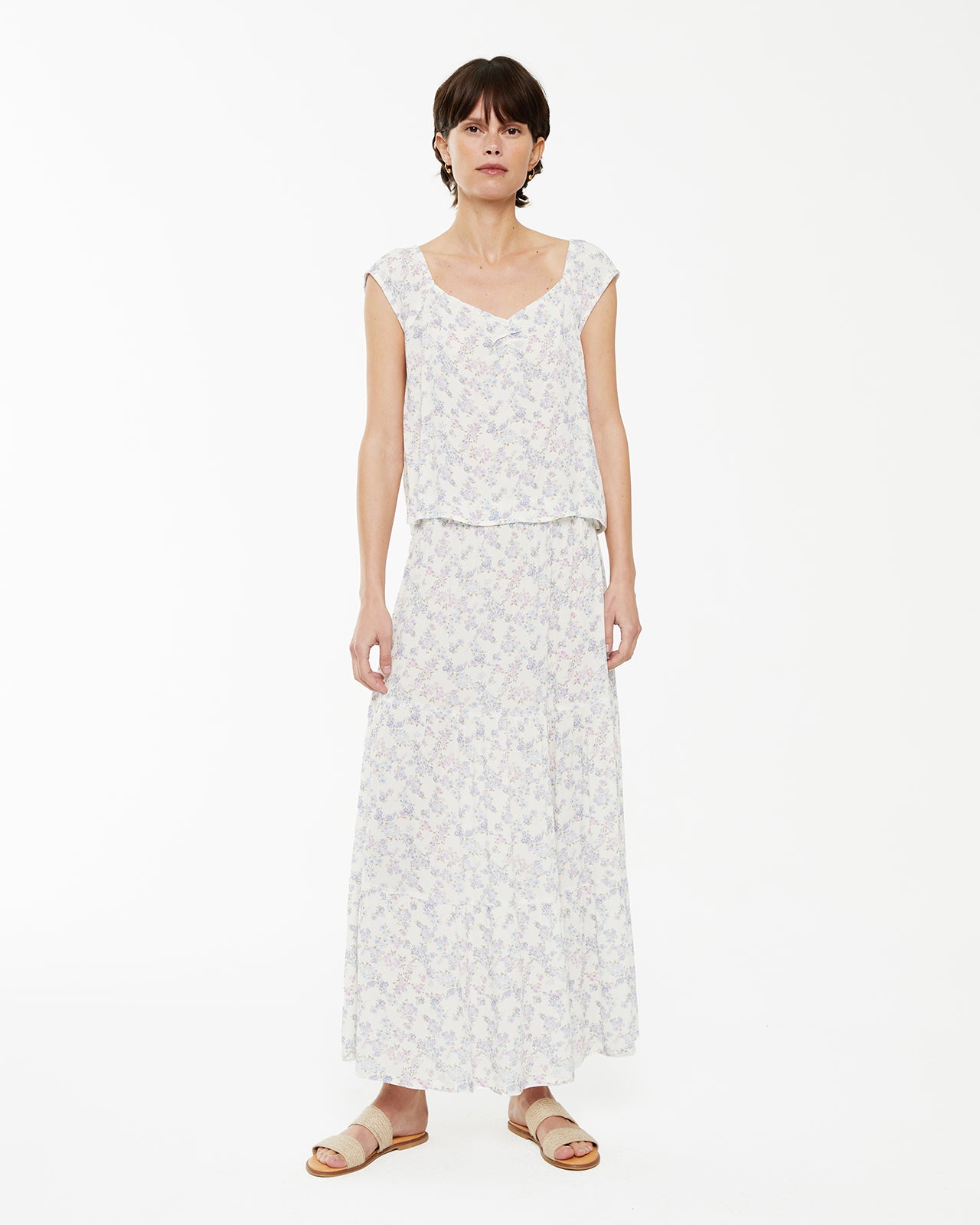 Falda midi con estampado de flores y volantes