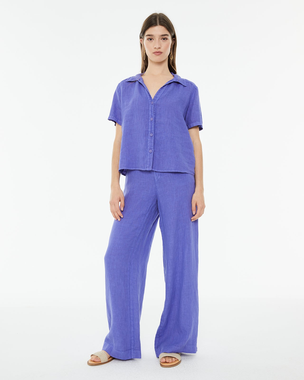 Pantalón de lino con cierre cremallera y botón