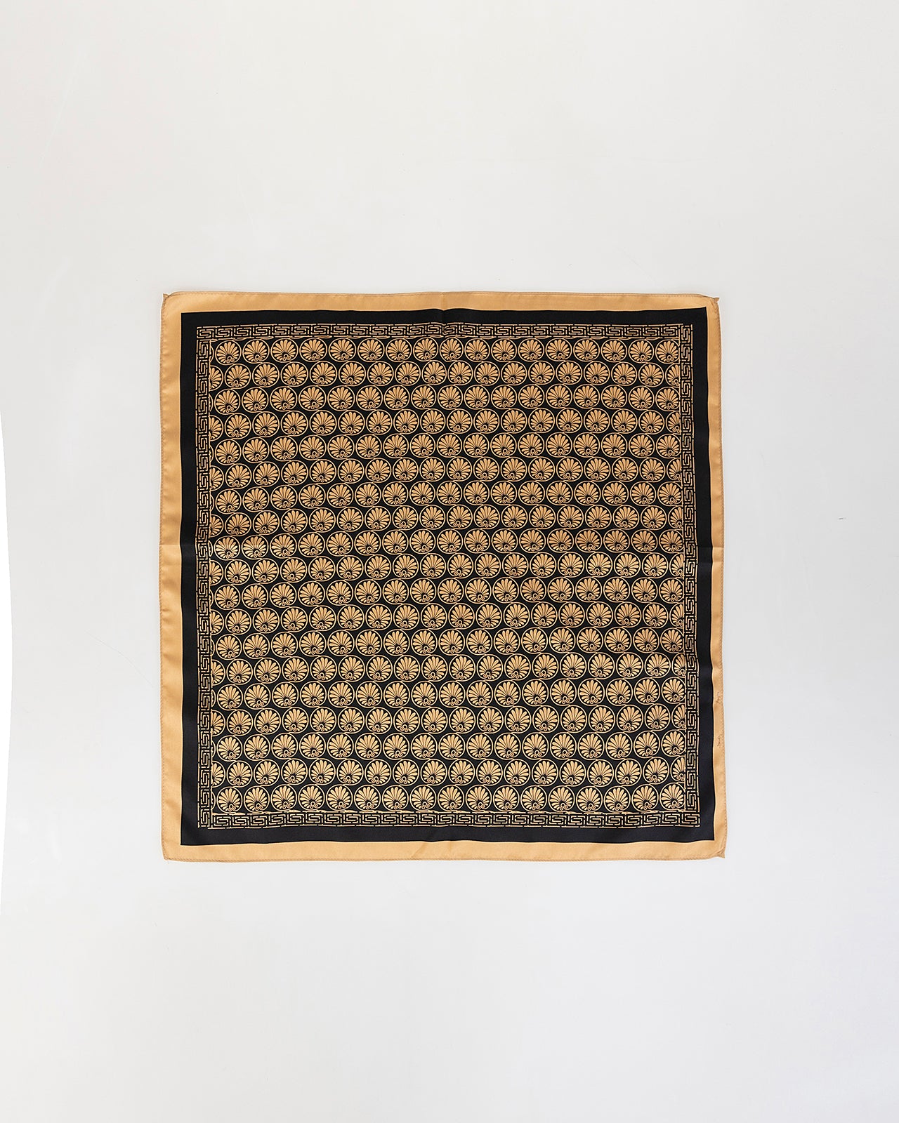 Pañuelo estampado geometrico fondo negro