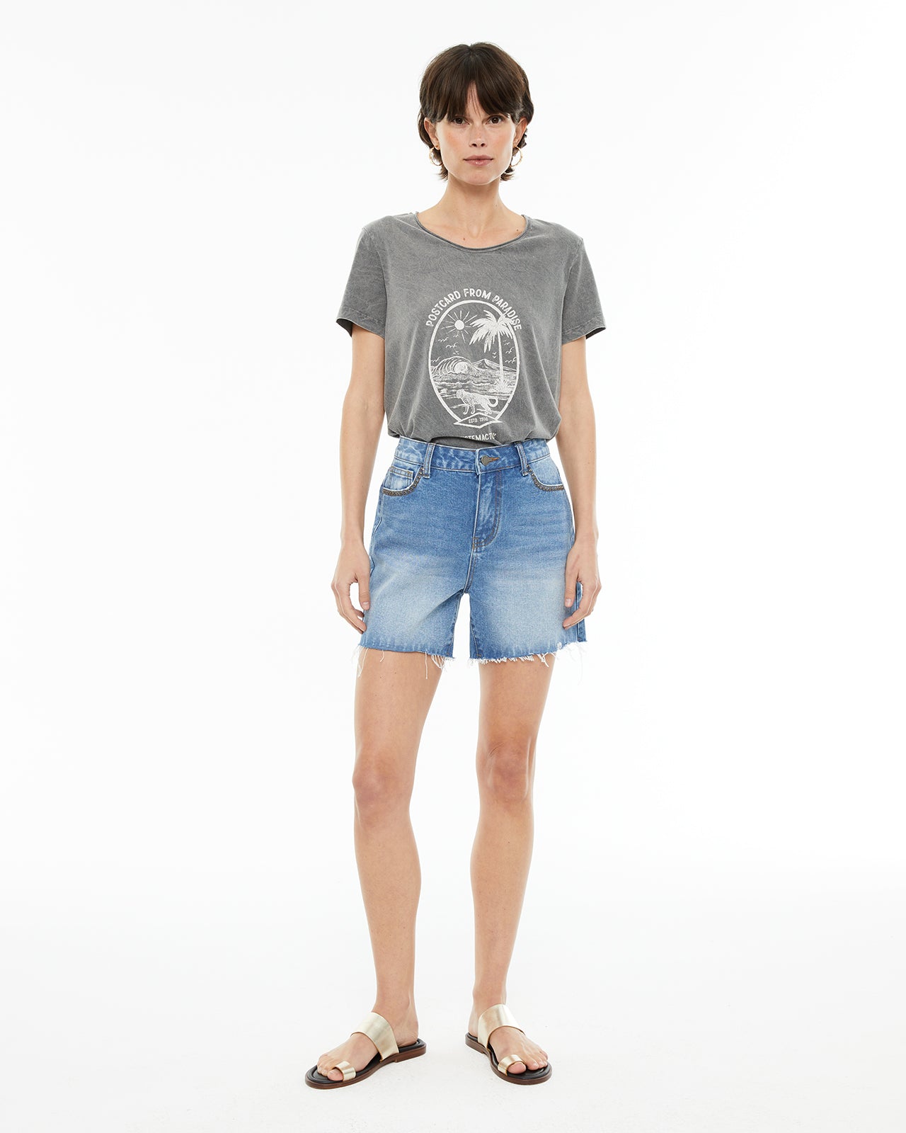 Short con tachas en cinturilla y bolsillos