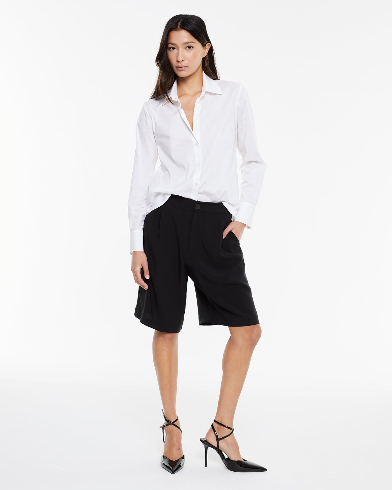 Short largo tipo sastre con pliegues delanteros