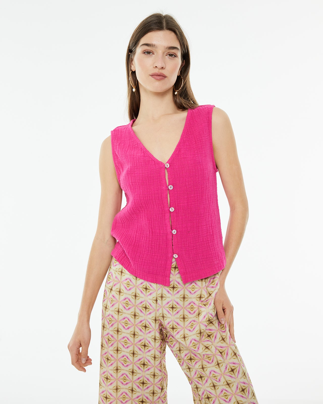 Top de tirantes cuello pico con cierre botones delanteros