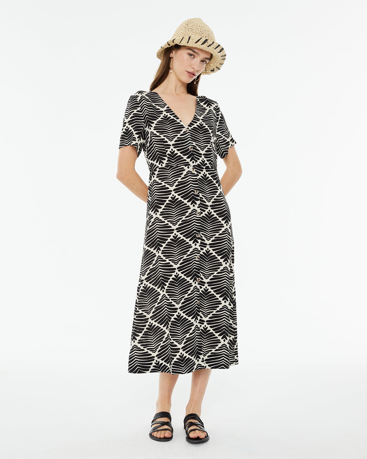 Vestido midi estampado geométrico bicolor con cuello pico