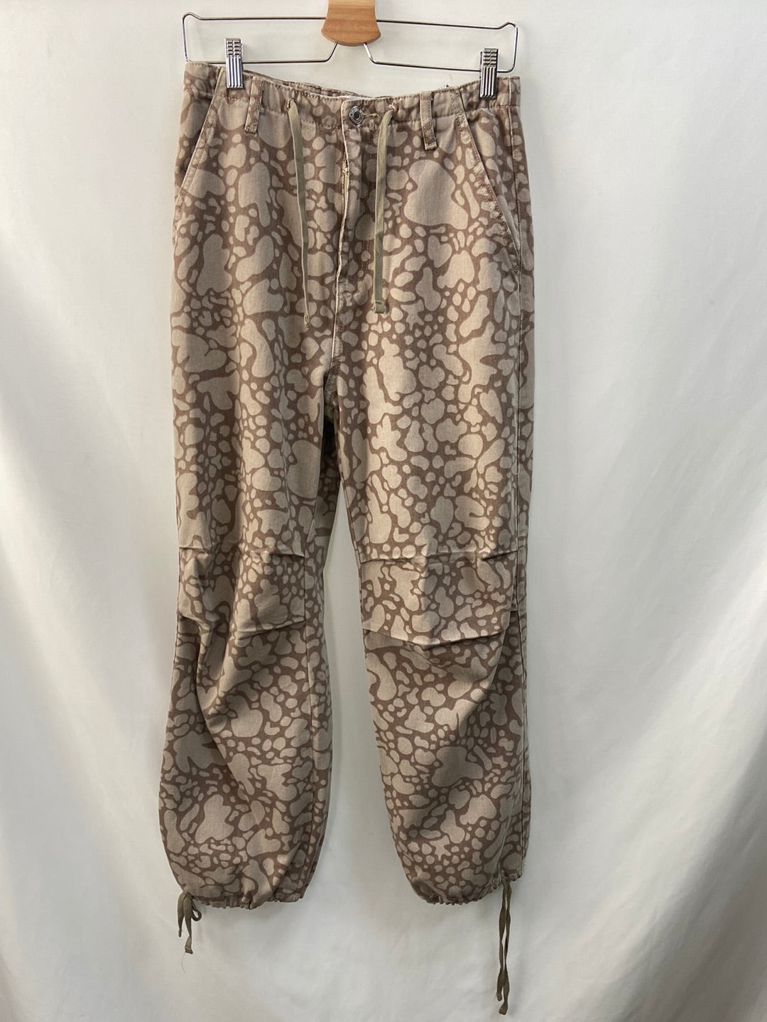 BERSHKA."parachute jeans" estampados T.S