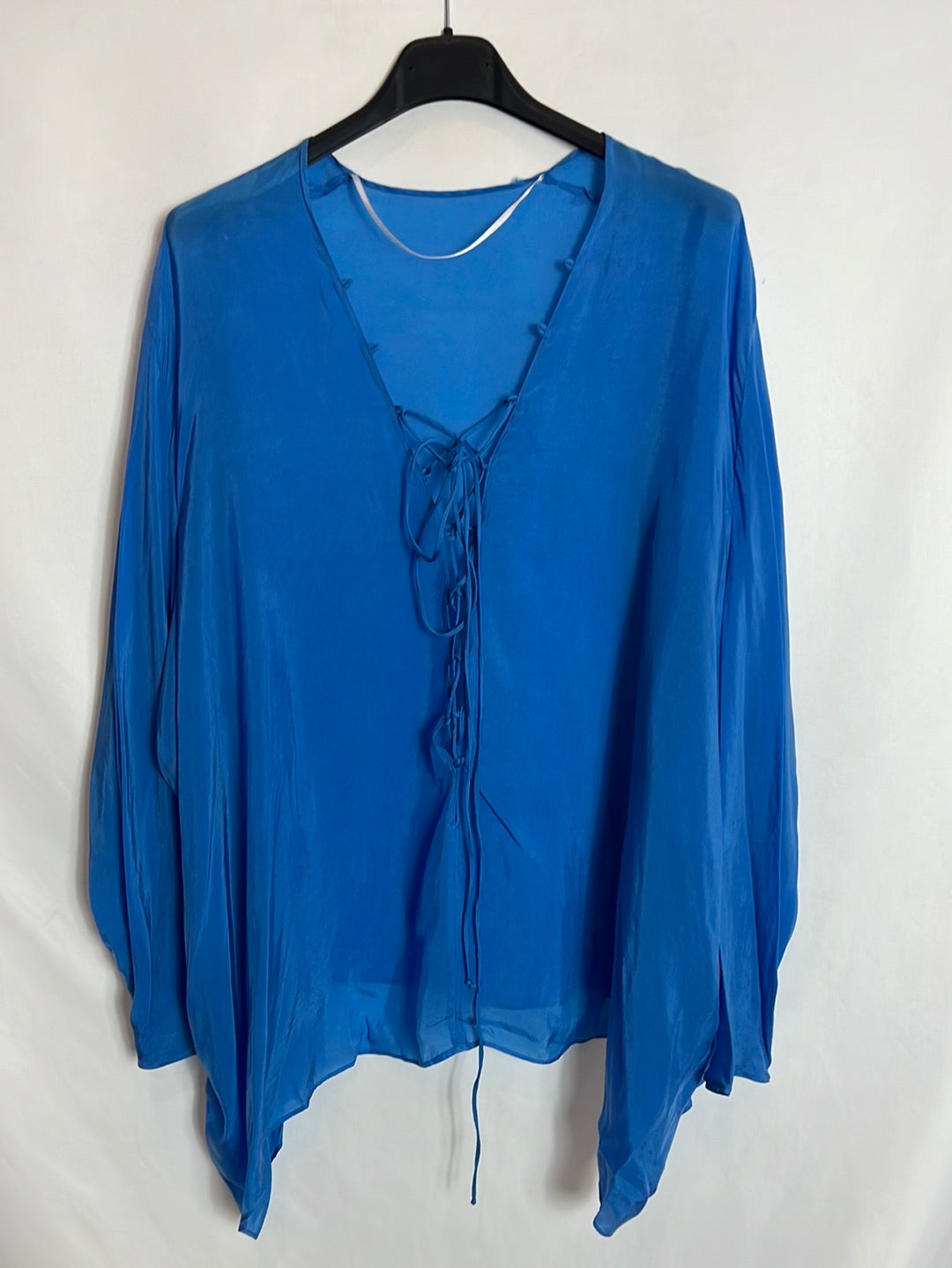 ZARA. Zara blusa fluida azul cordón. T L