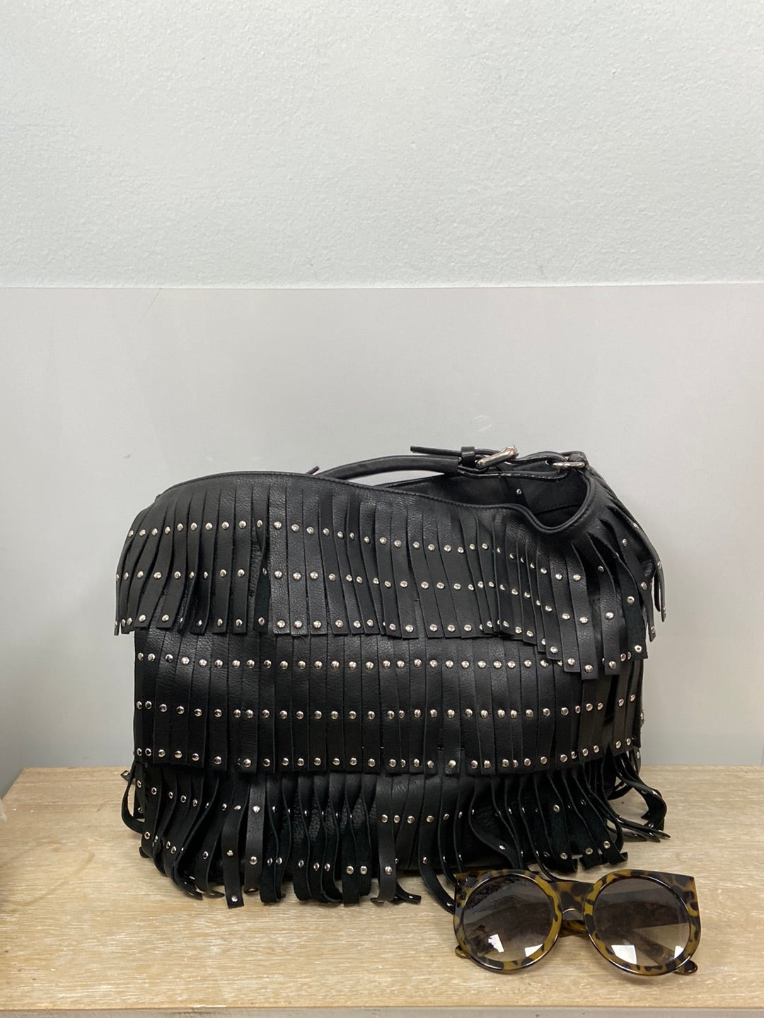 MarketUTERQÜE.Bolso negro flecos y tachuelas