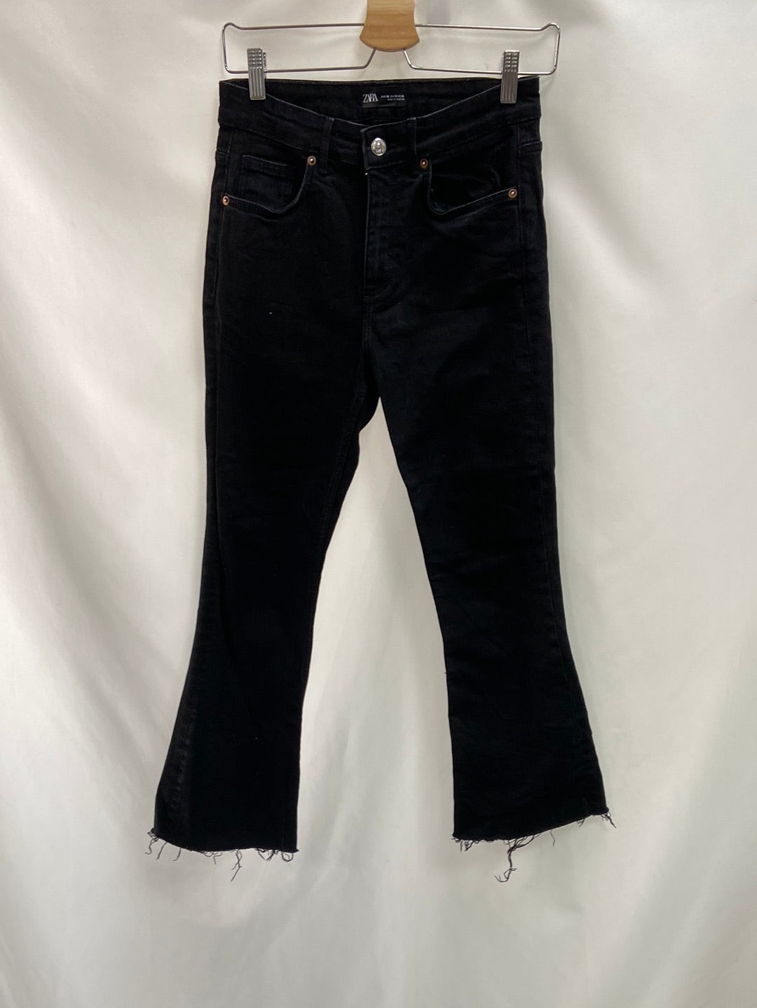 ZARA.Pantalones vaqueros "cropped" T.36