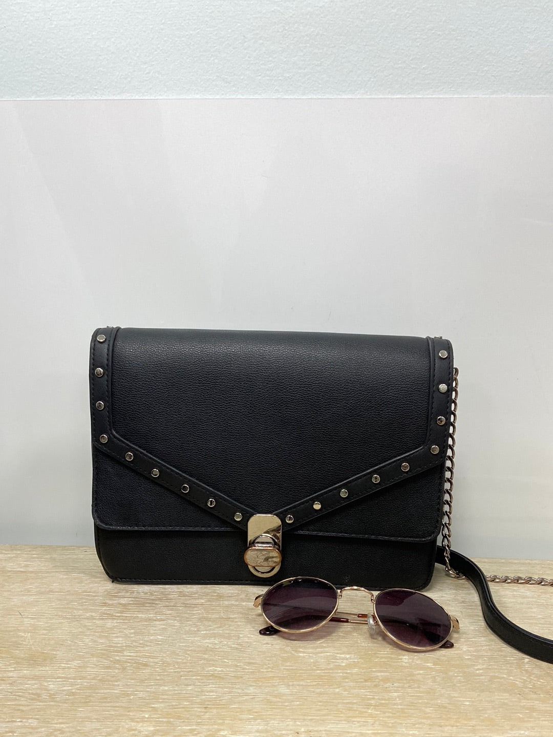 STRADIVARIUS. bolso negro tachuelas (tara)