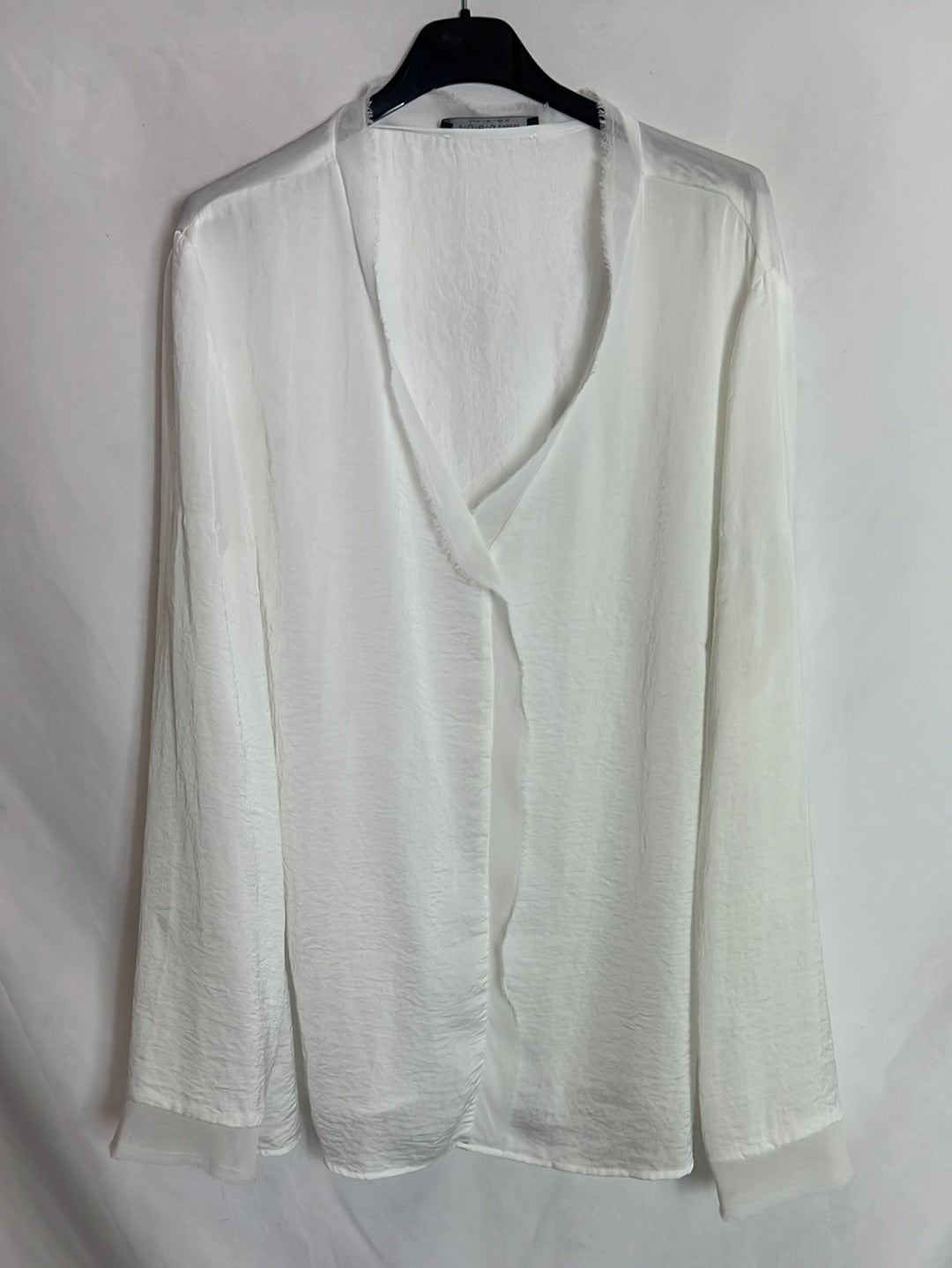 VOLIETA BY MANGO. Blusa blanca cruzada detalles cuello y puños. T XL