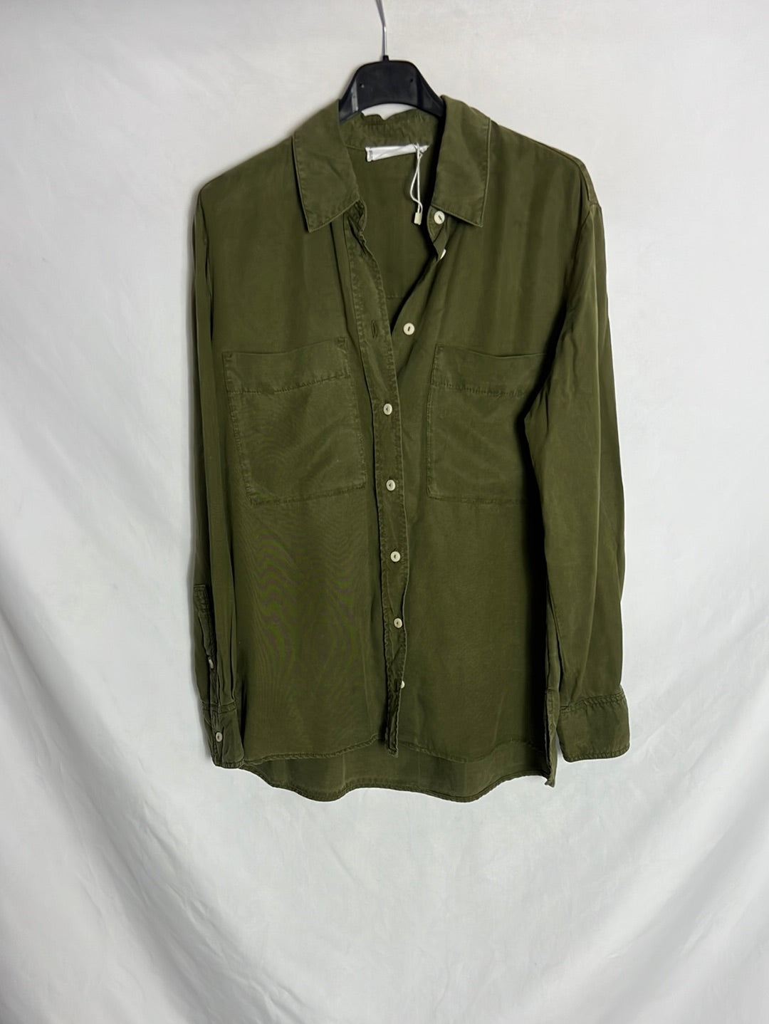 MANGO. Blusa verde oscuro bolsillos. T S