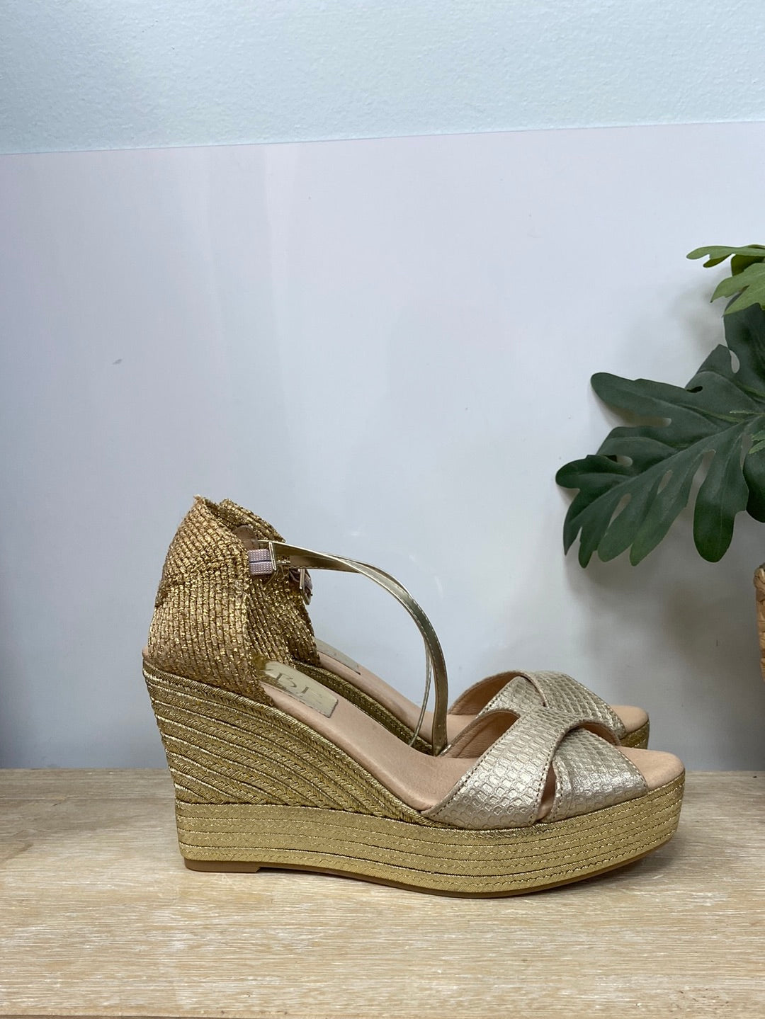 MAYBE. Alpargatas doradas t. 39