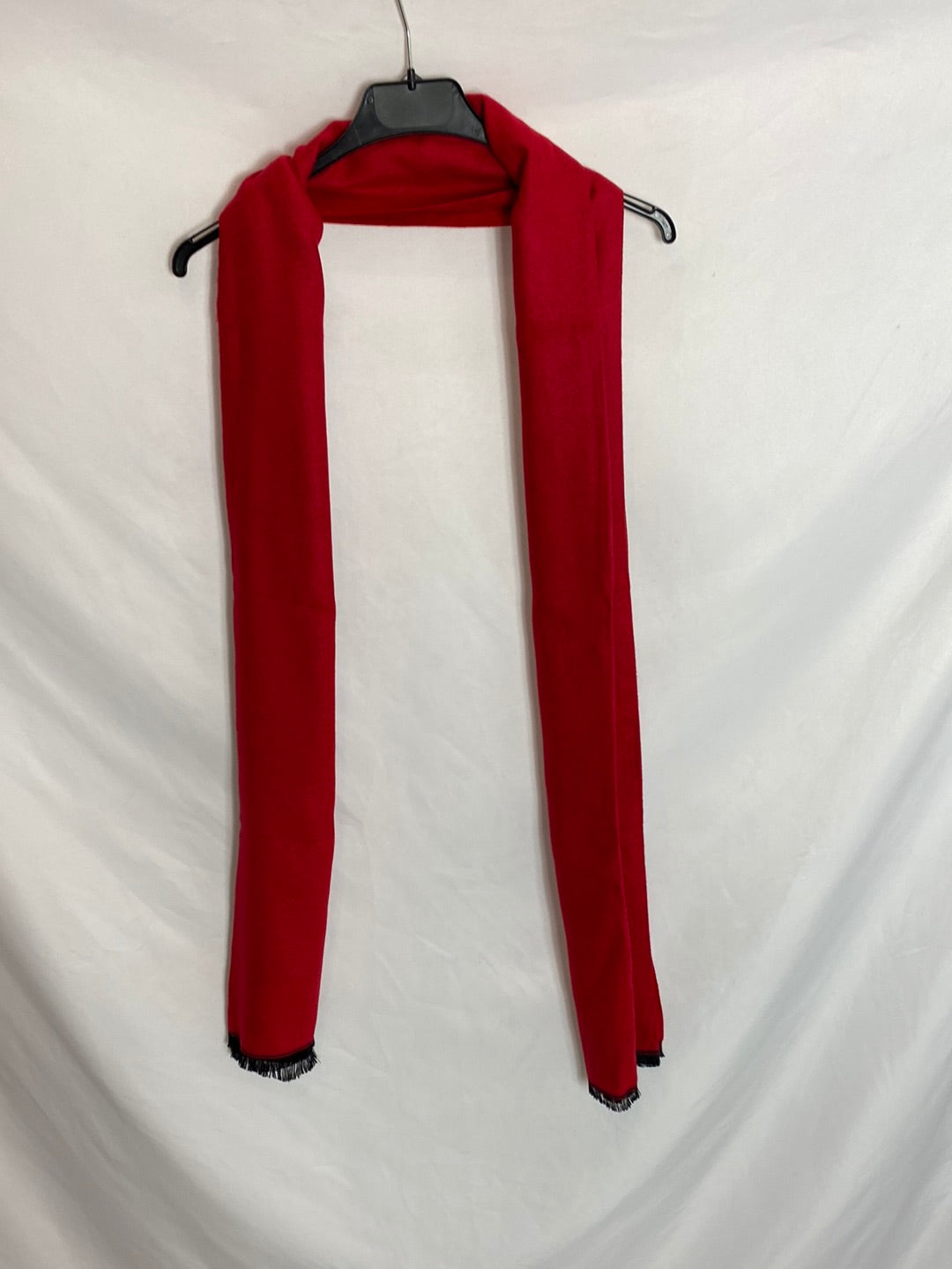 OTRAS. Fular rojo. TU