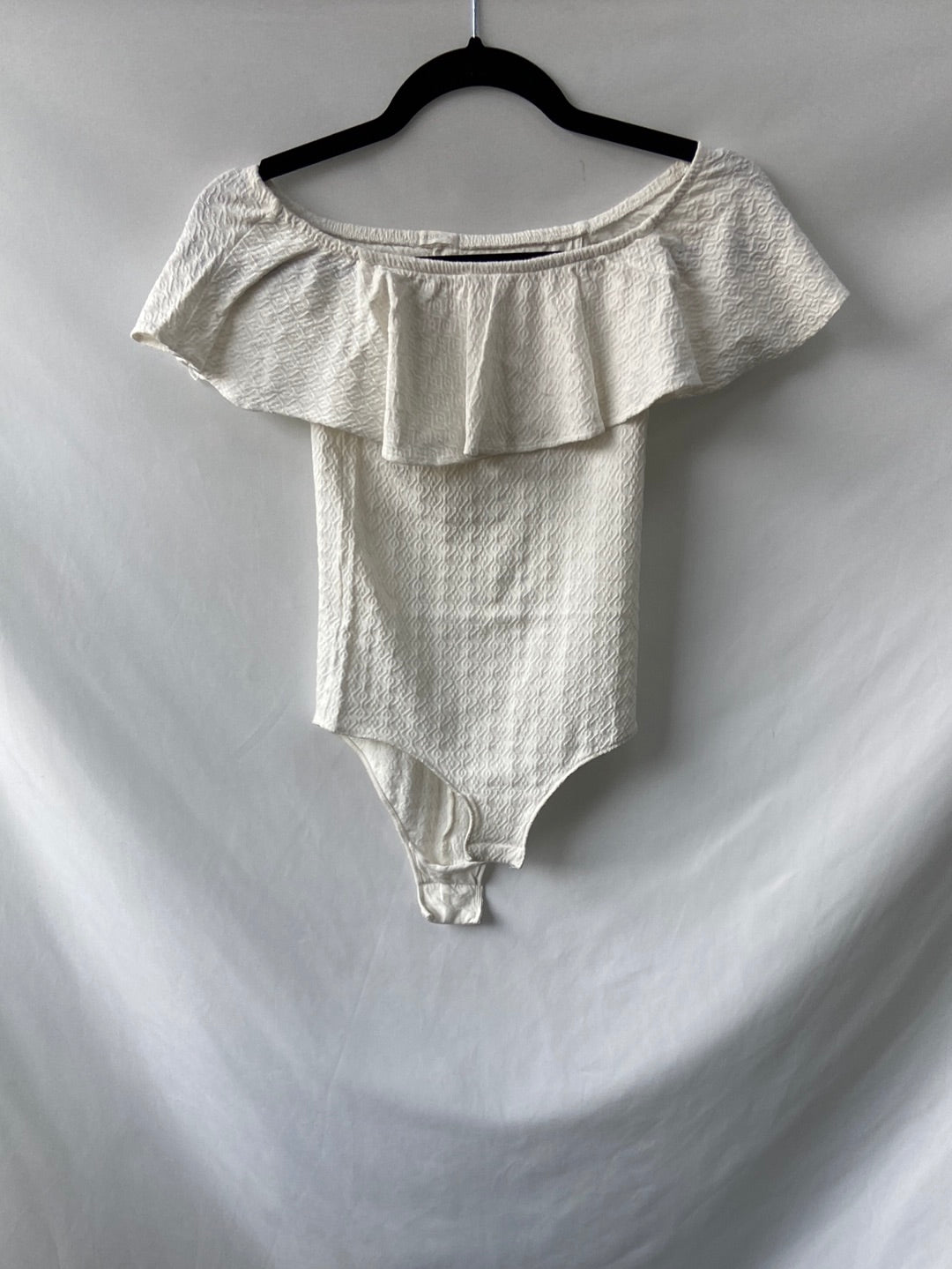 OYSHO.Body blanco textura volante T.s