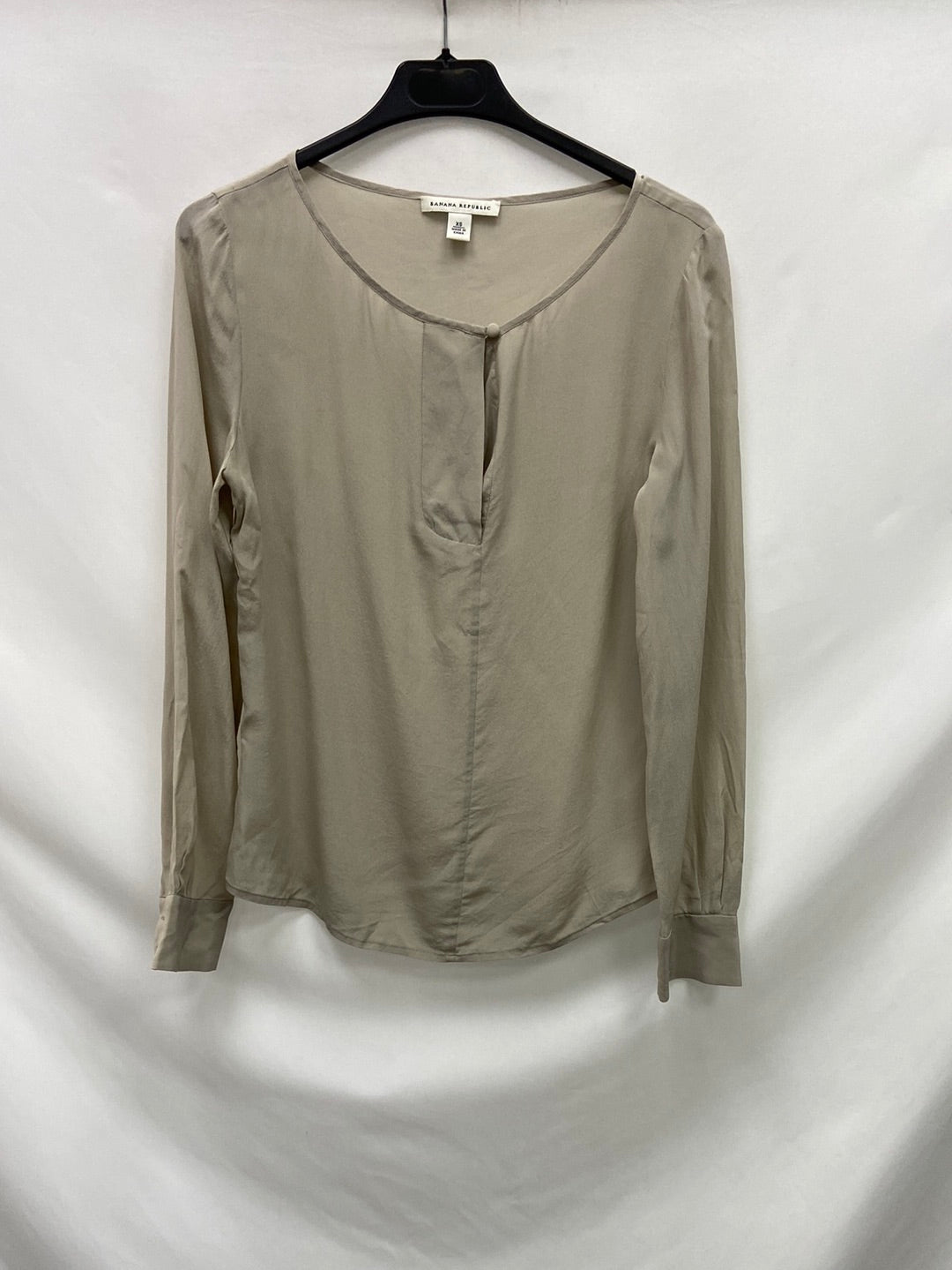 BANANA REPUBLIC.Blusa beige seda T.XS
