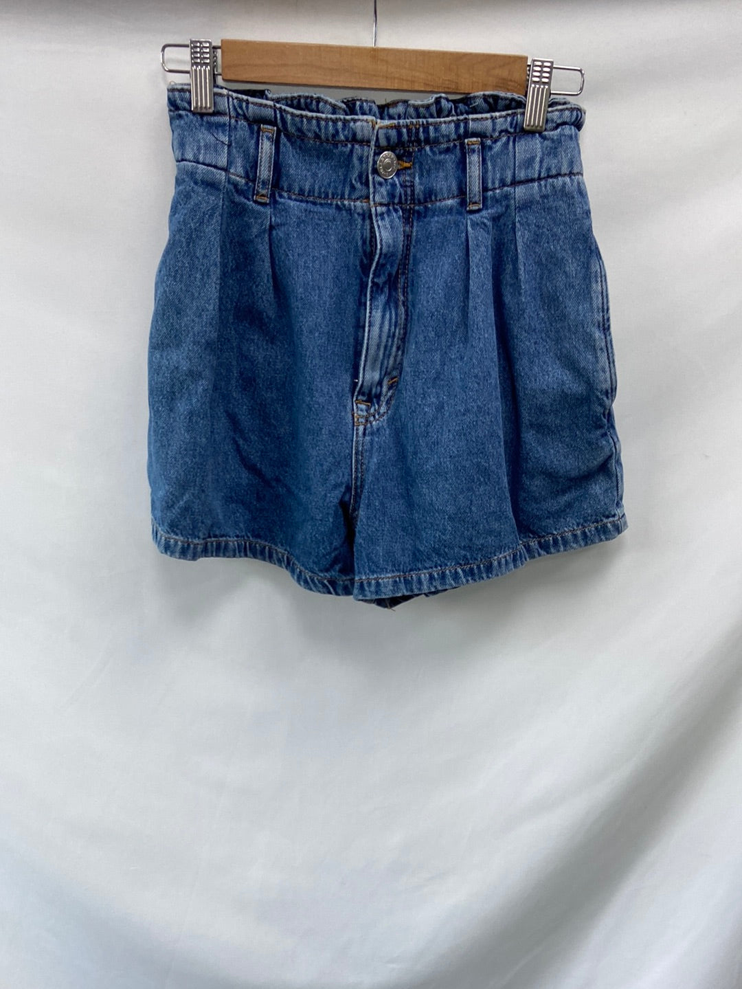 PULL&BEAR.Shorts estilo paperback T.M