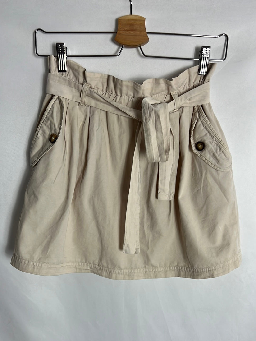 OYSHO. Falda corta beige bolsillos. T S