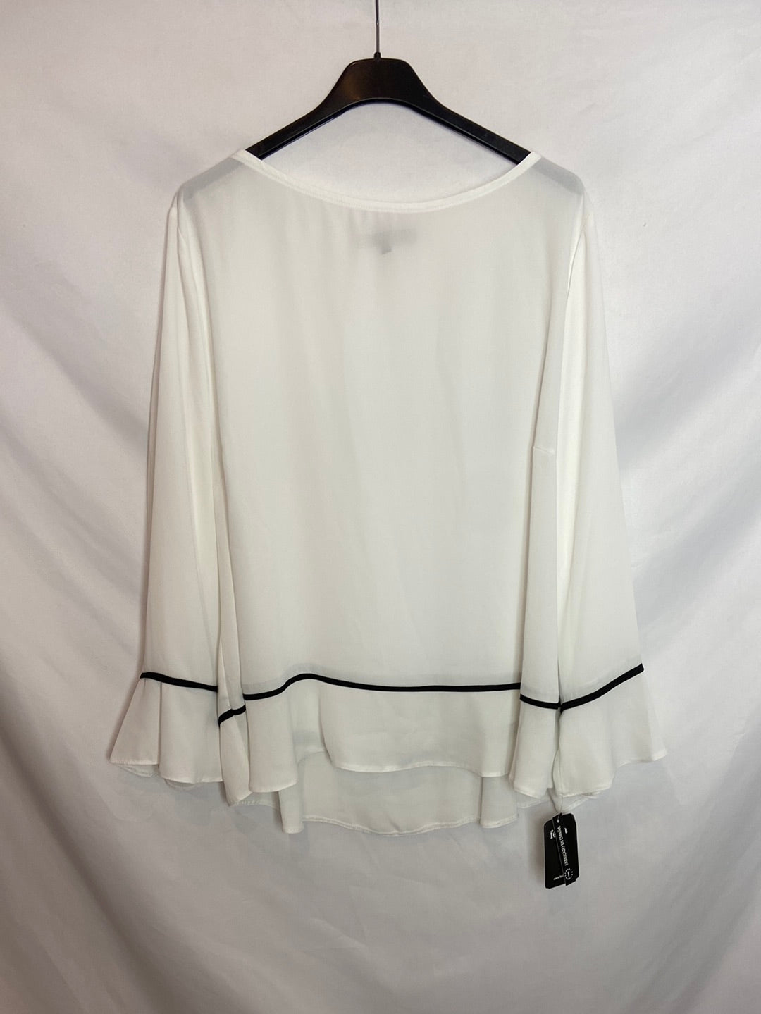 FESTA. Blusa blanca fluida con detalle en negro T.52