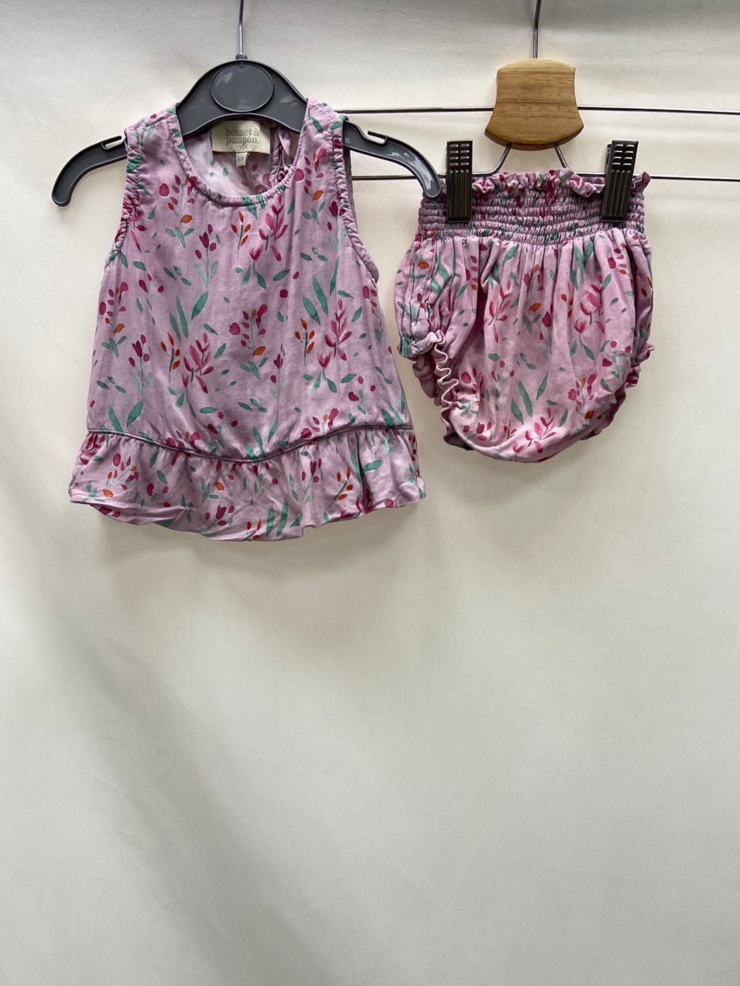 BONNET À POMPON.Top + cubrepañales rosita flores 6 meses