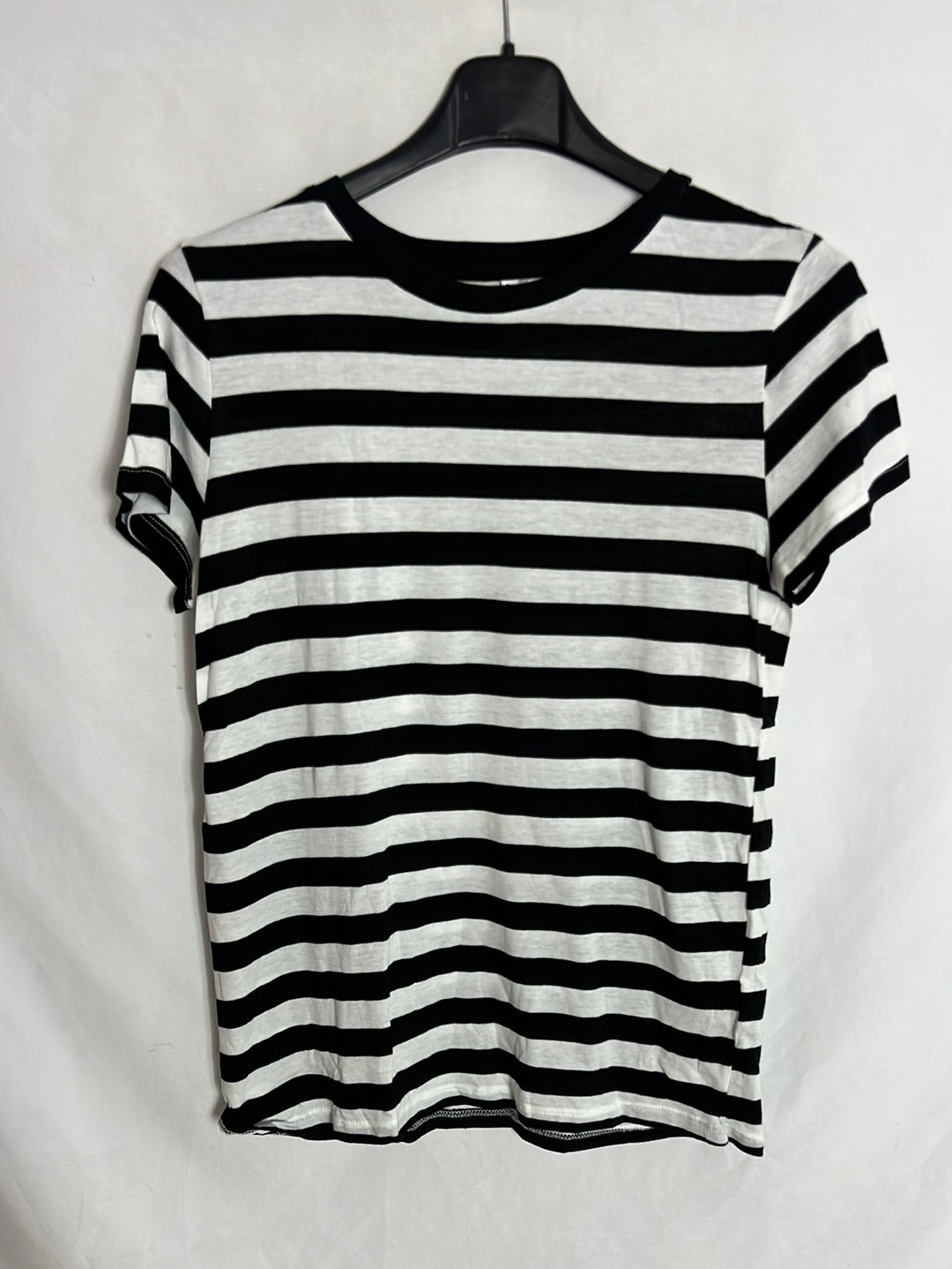 H&M. Camiseta rayas blancas y negras. T M