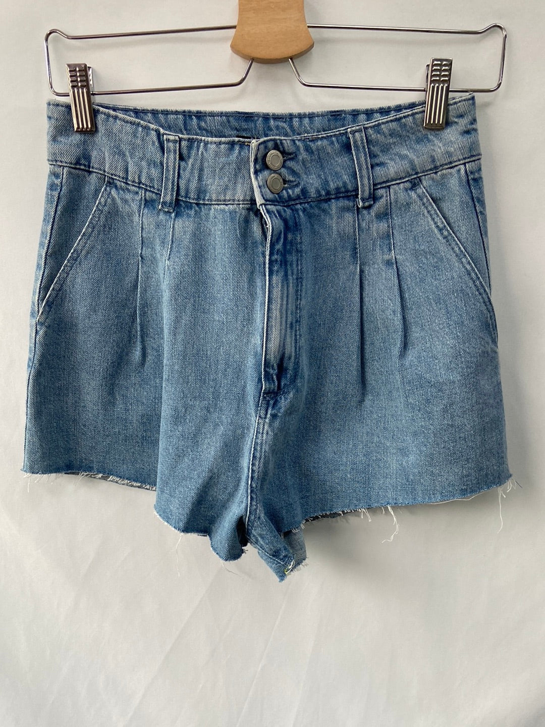 BERSHKA.Shorts denim pinzas T.36