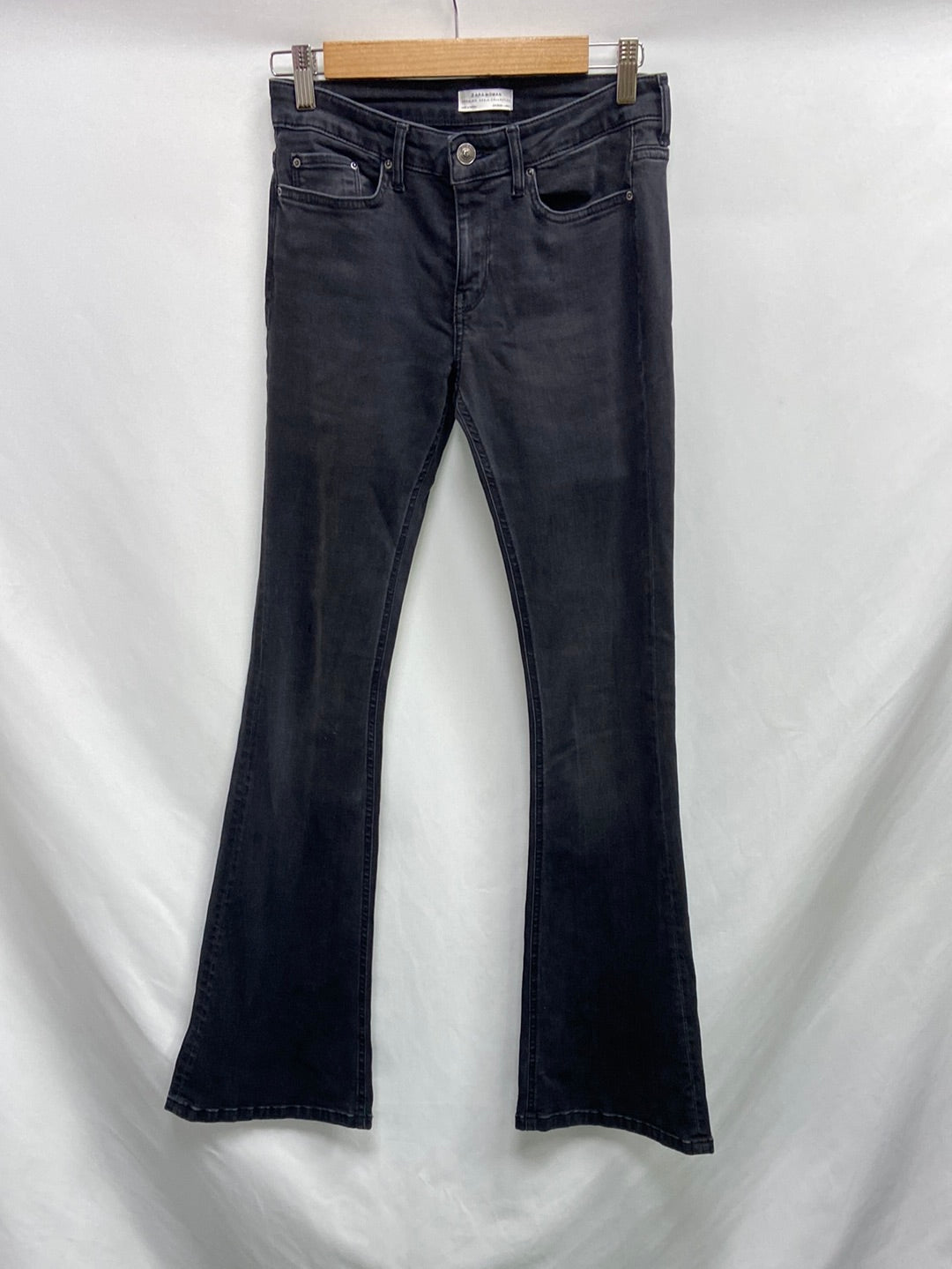 ZARA. Pantalón vaquero negro campana T.36