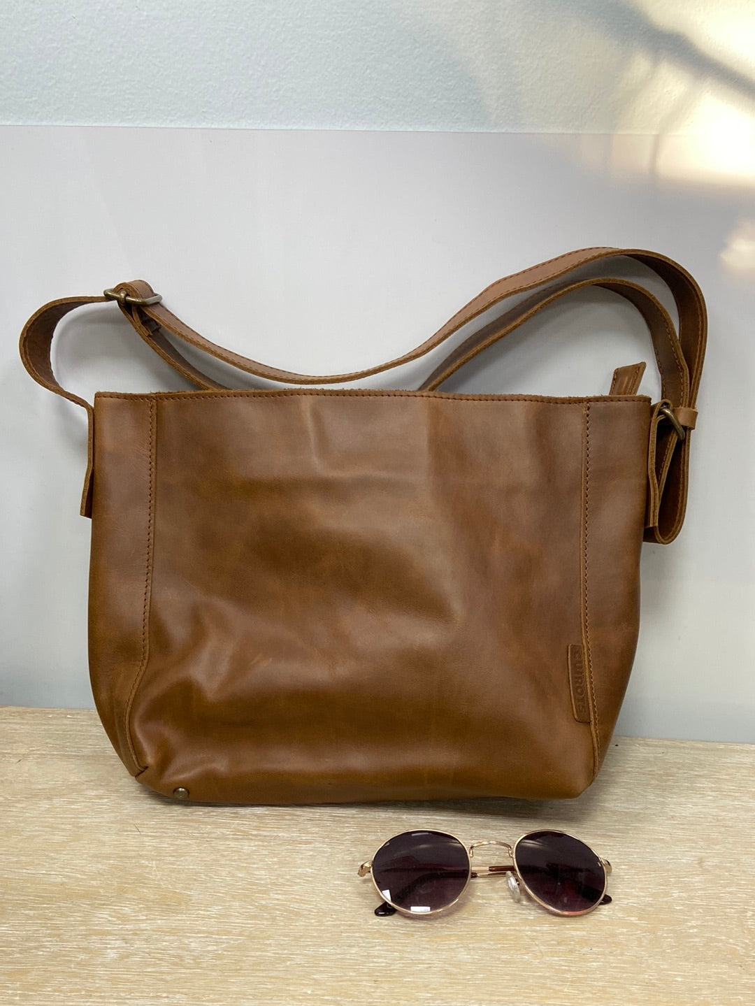 CUIROTS BCN. Bolso camel piel