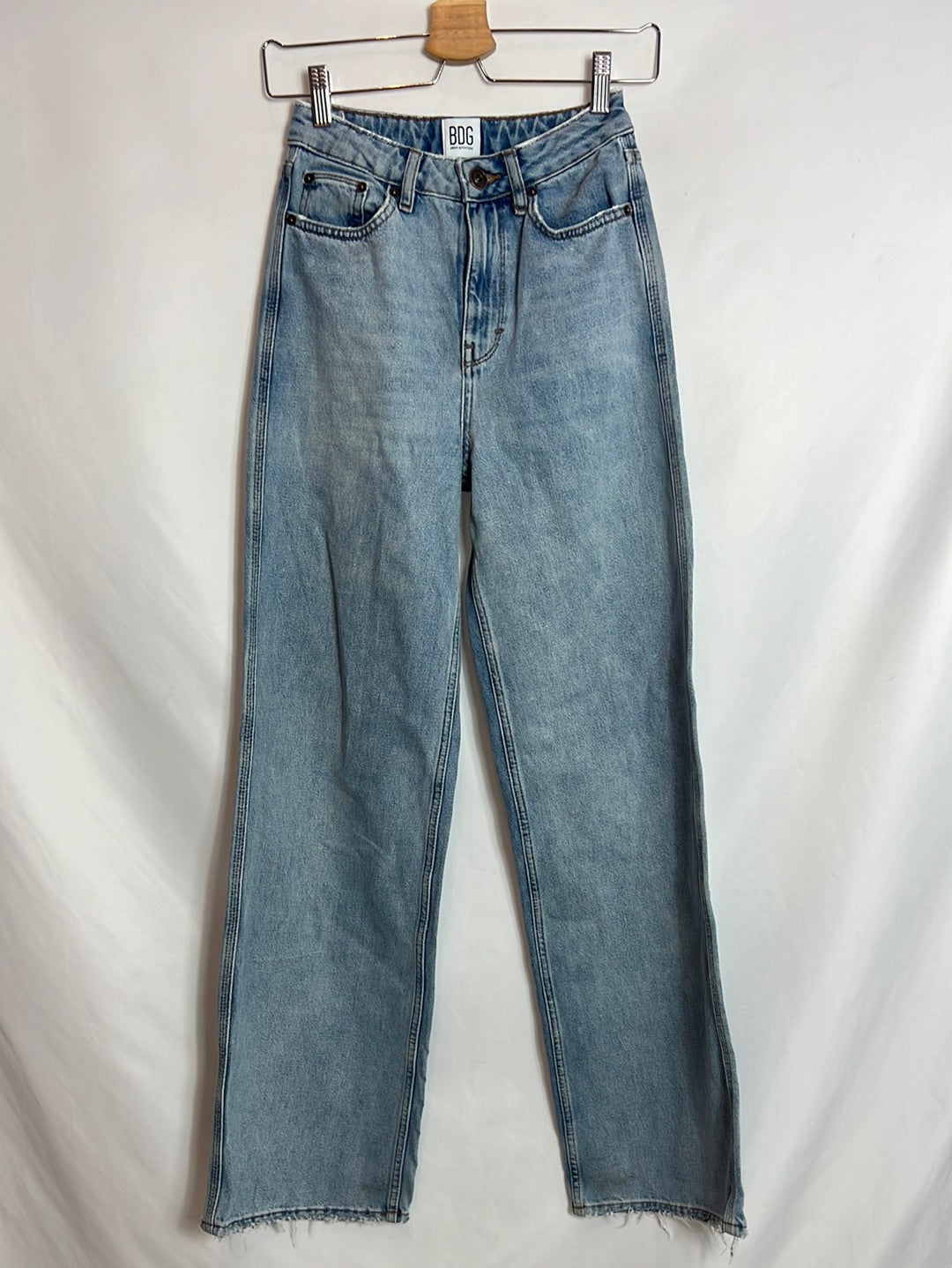 URBAN OUTFITTERS. Pantalón denim pata ancha. T 34