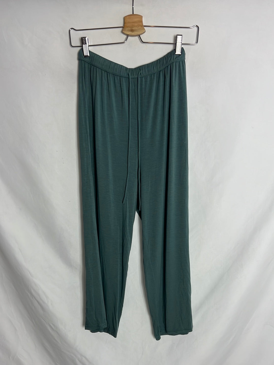 OYSHO. Pantalón culotte verde fluido. T S